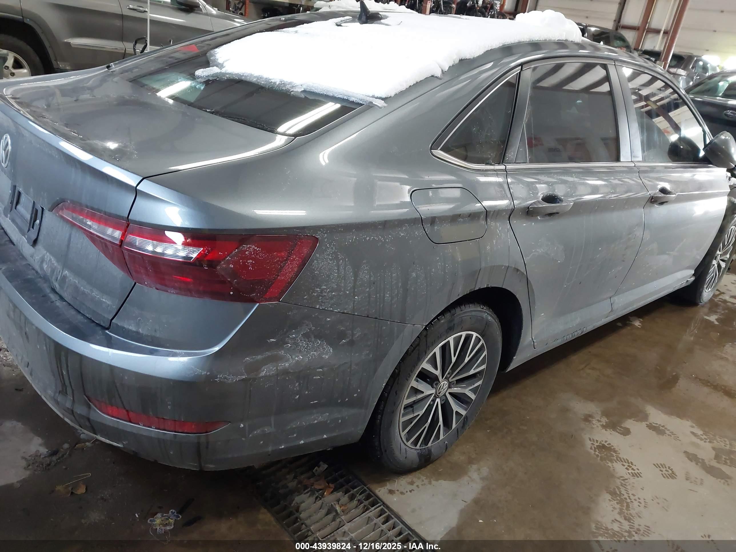 VOLKSWAGEN JETTA image 4