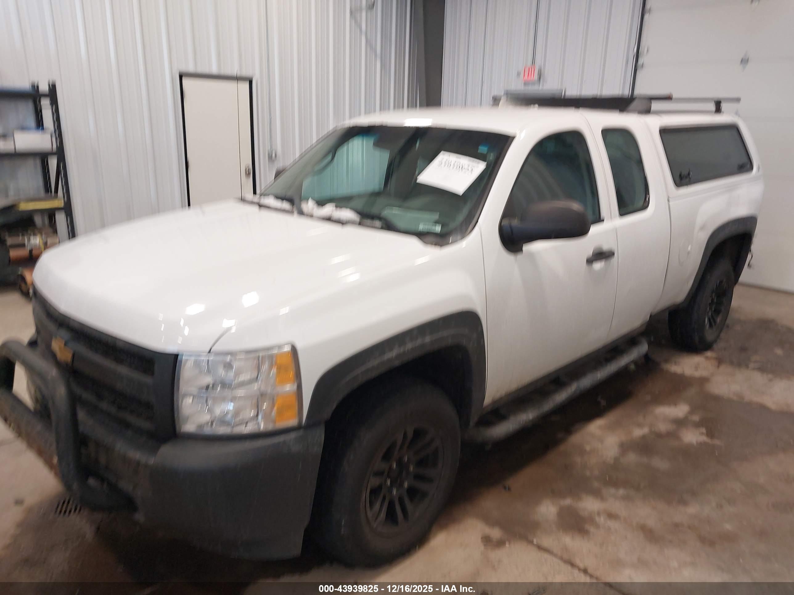 CHEVROLET SILVERADO image 2