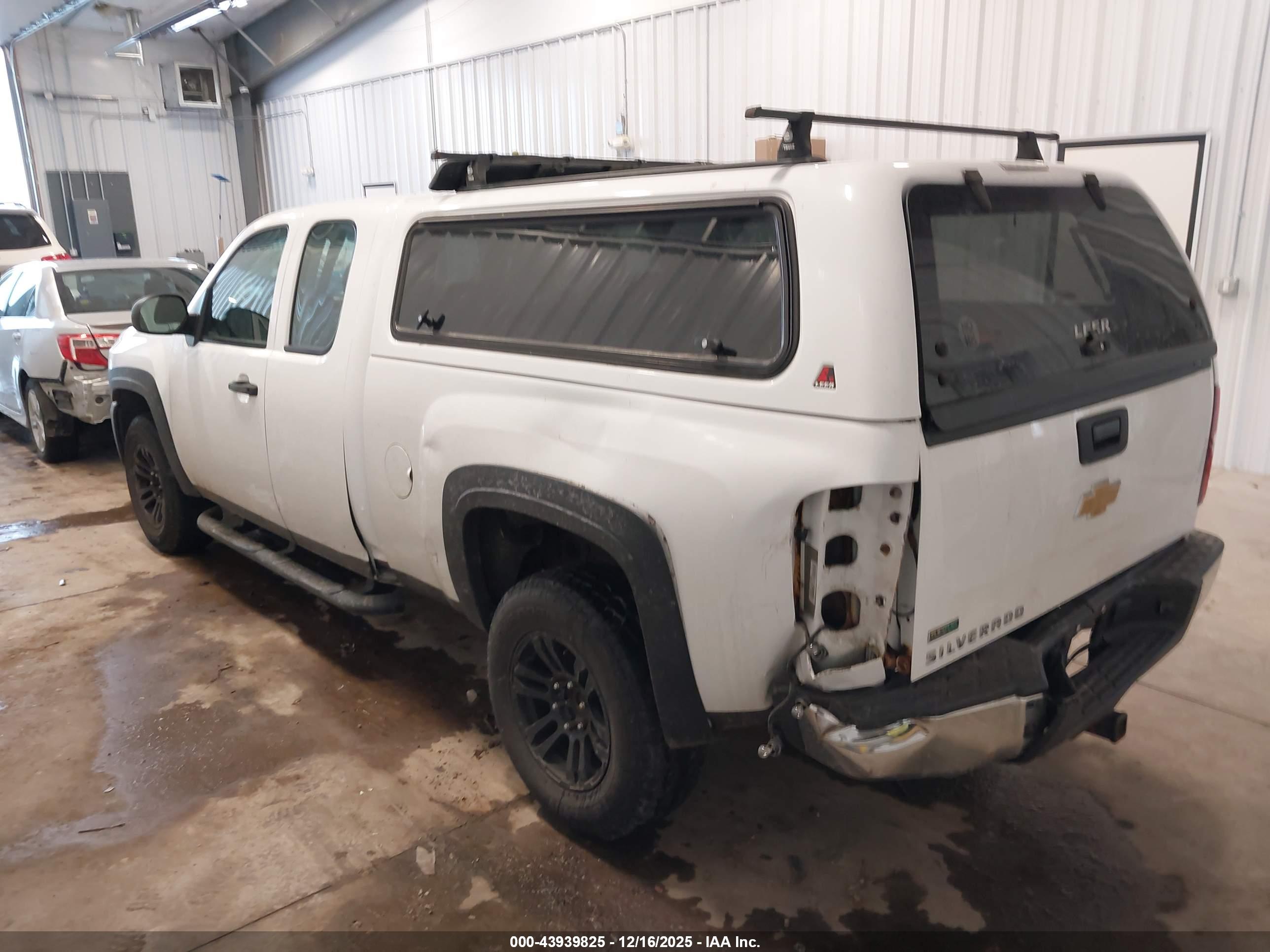 CHEVROLET SILVERADO image 3