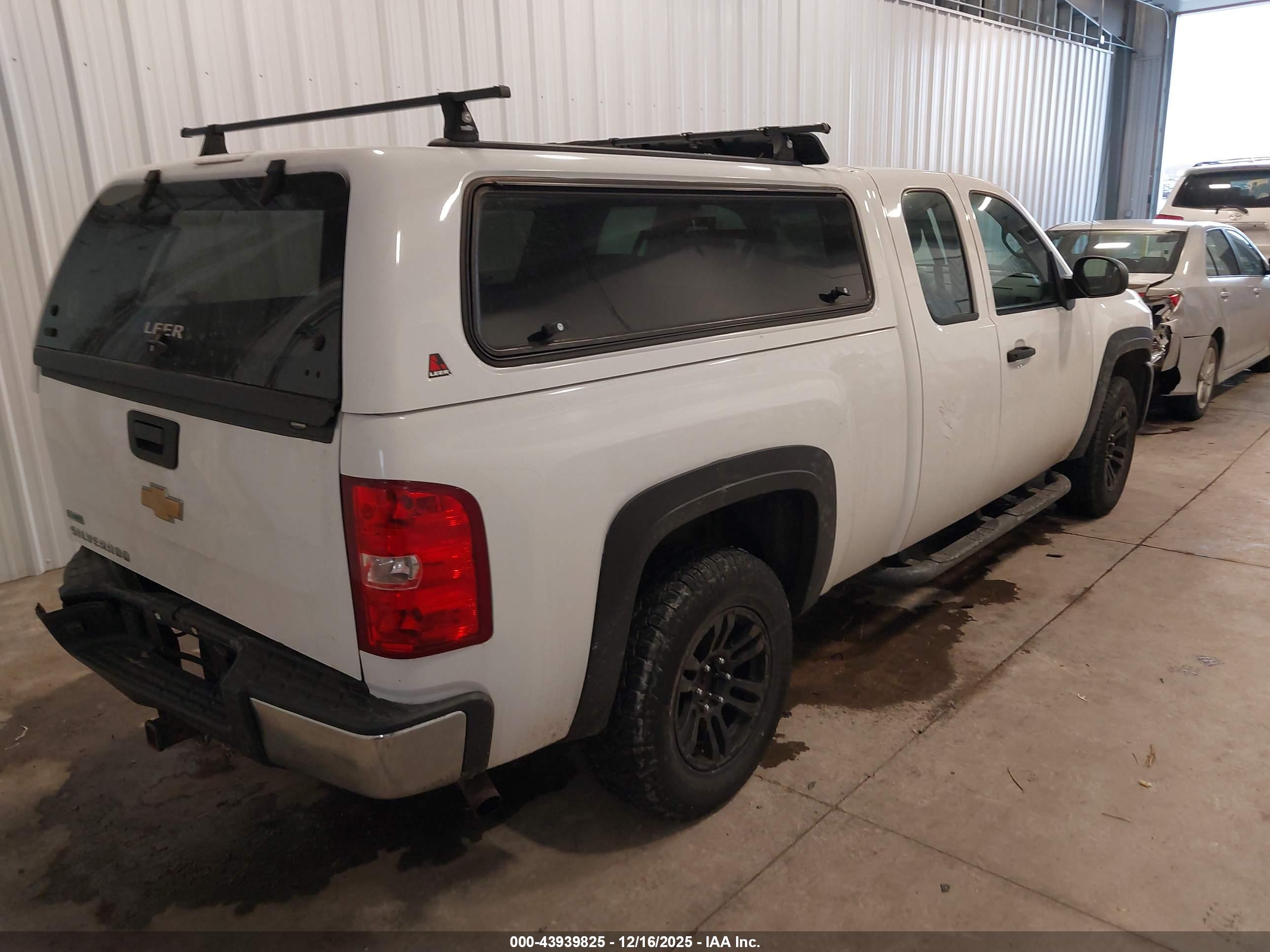 CHEVROLET SILVERADO image 4