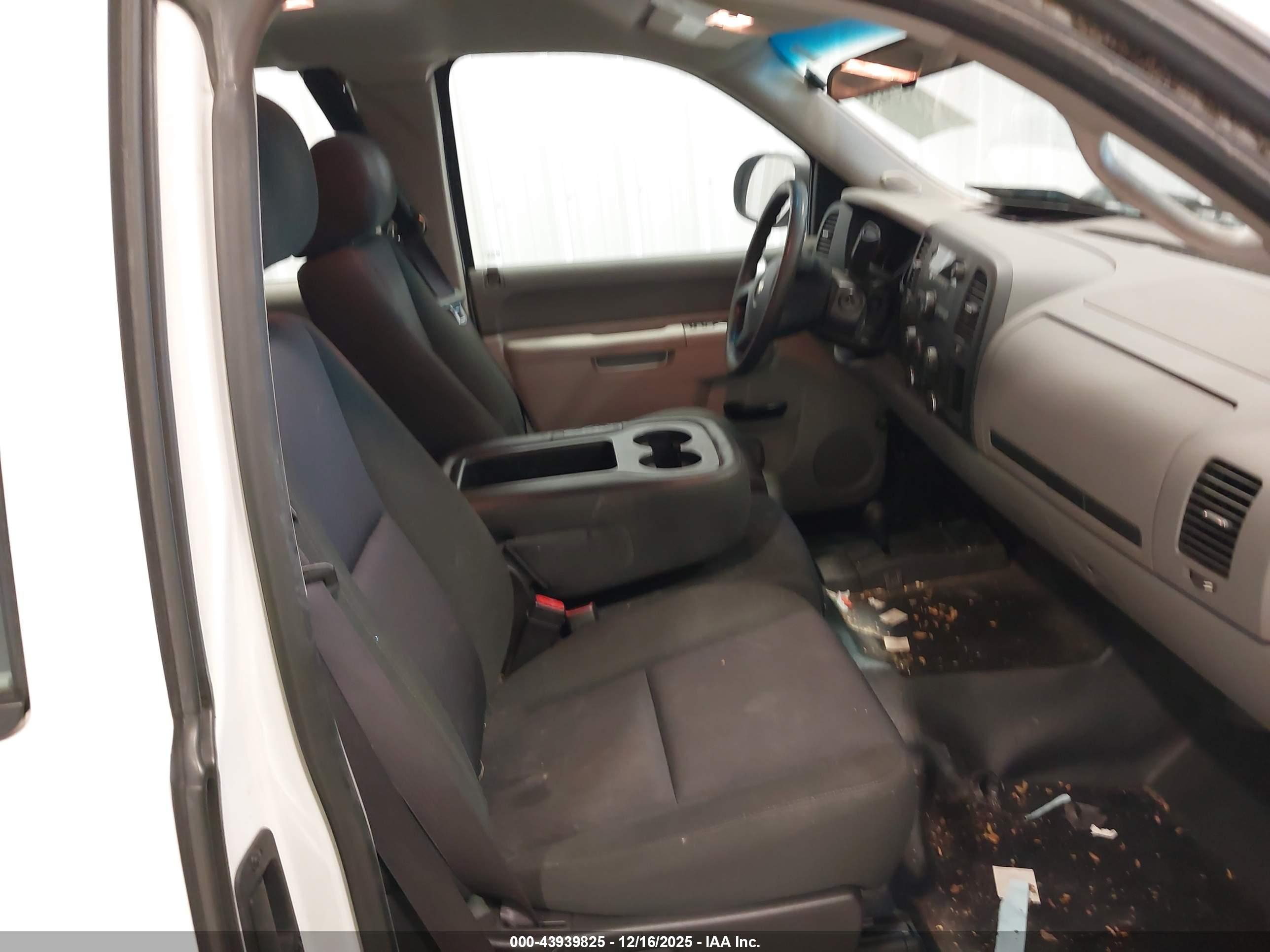 CHEVROLET SILVERADO image 5