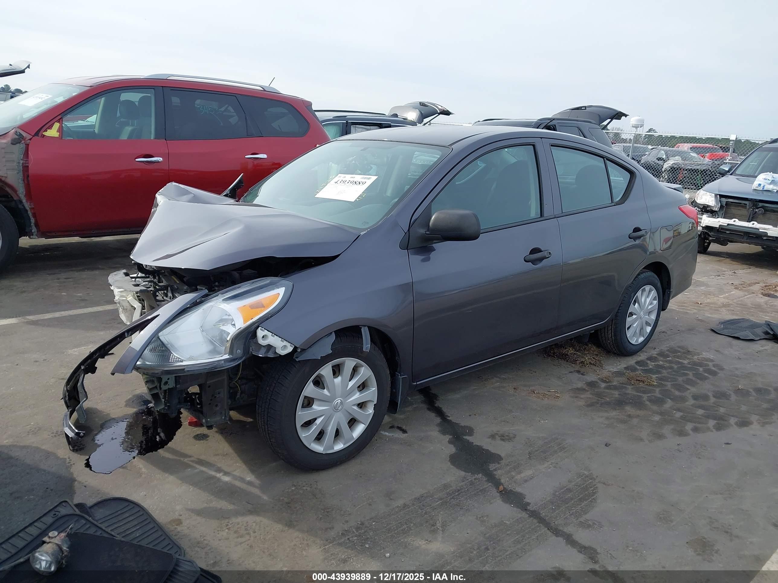 NISSAN VERSA image 2