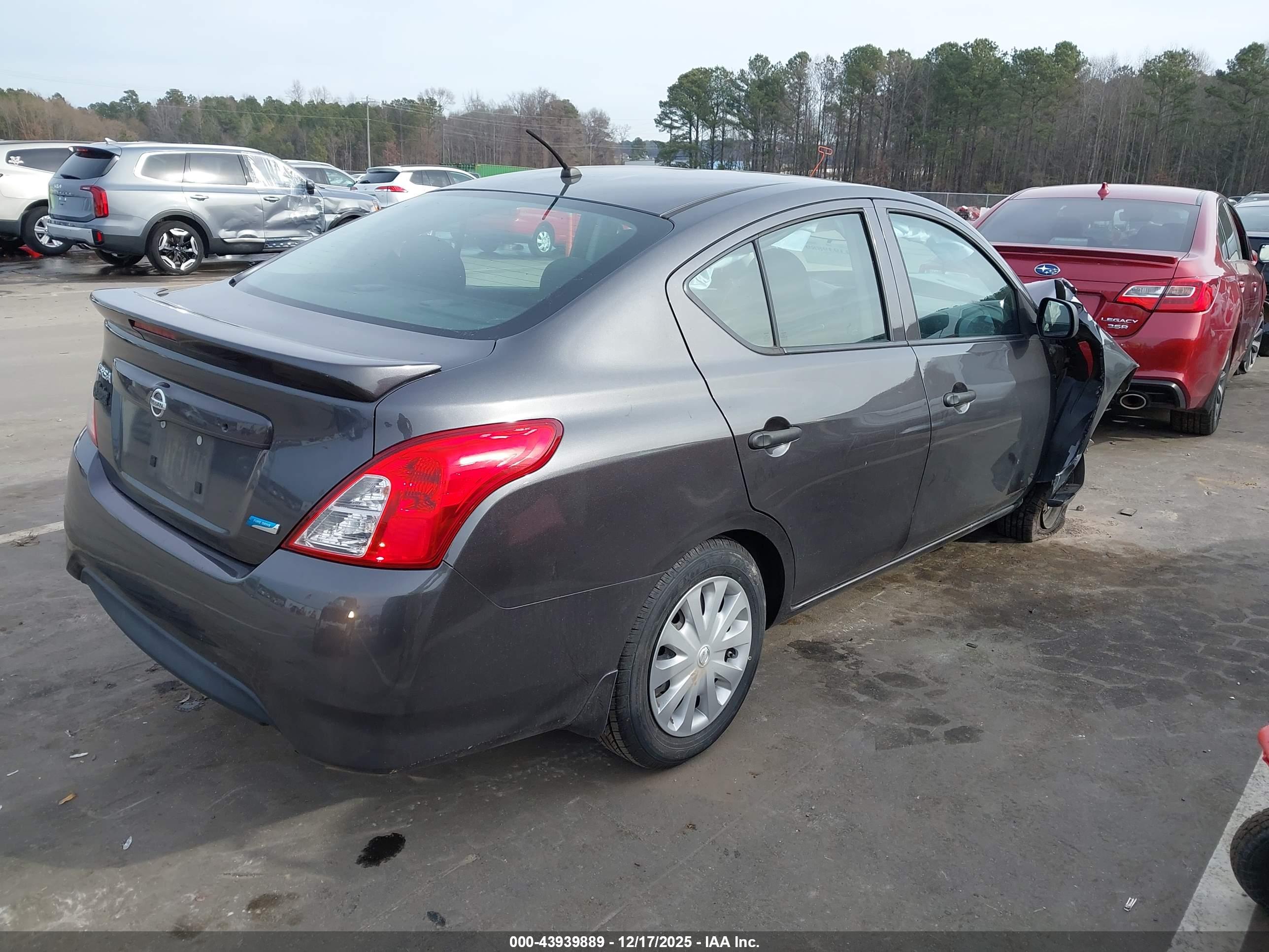 NISSAN VERSA image 4