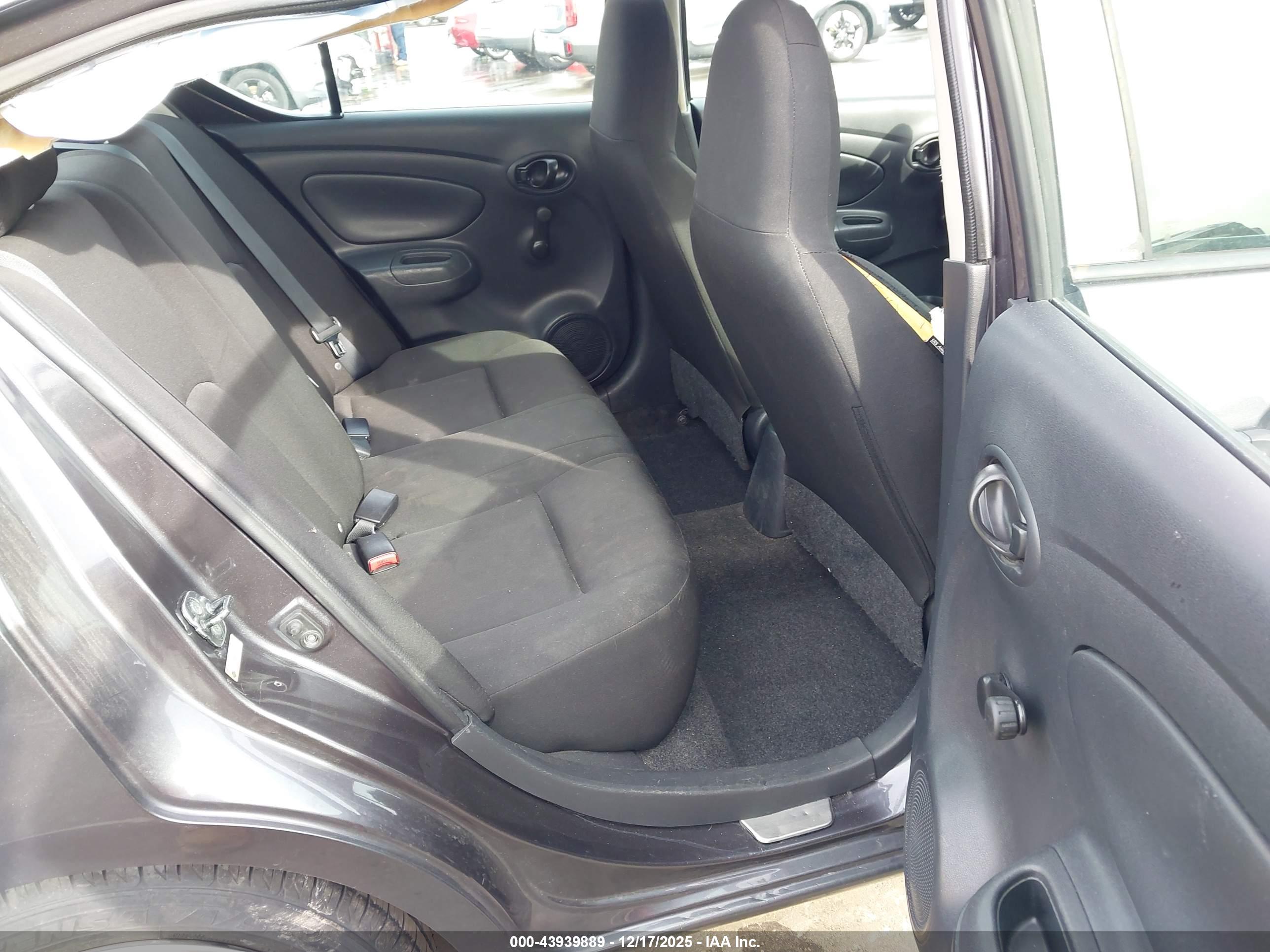 NISSAN VERSA image 8