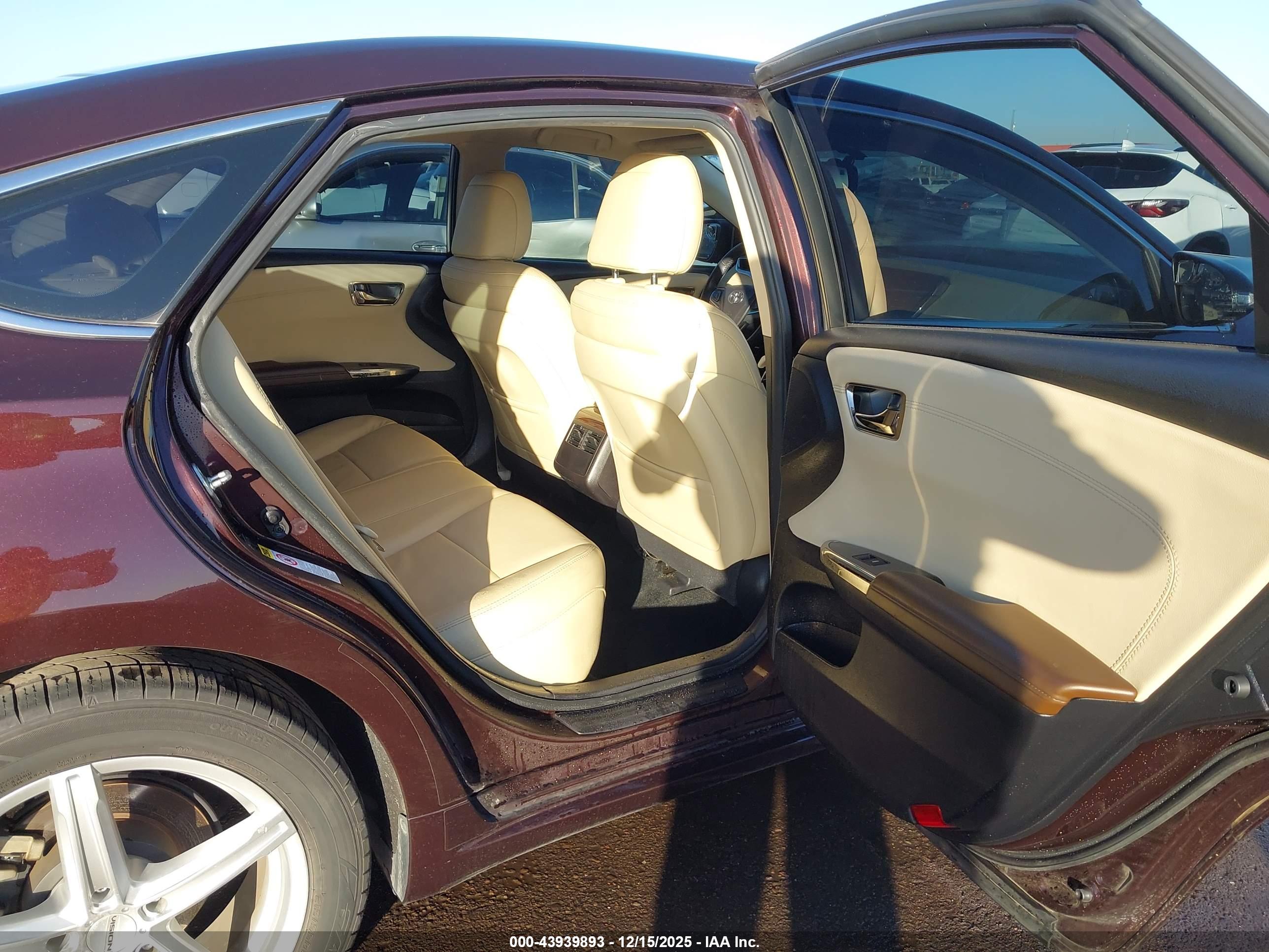 TOYOTA AVALON image 8