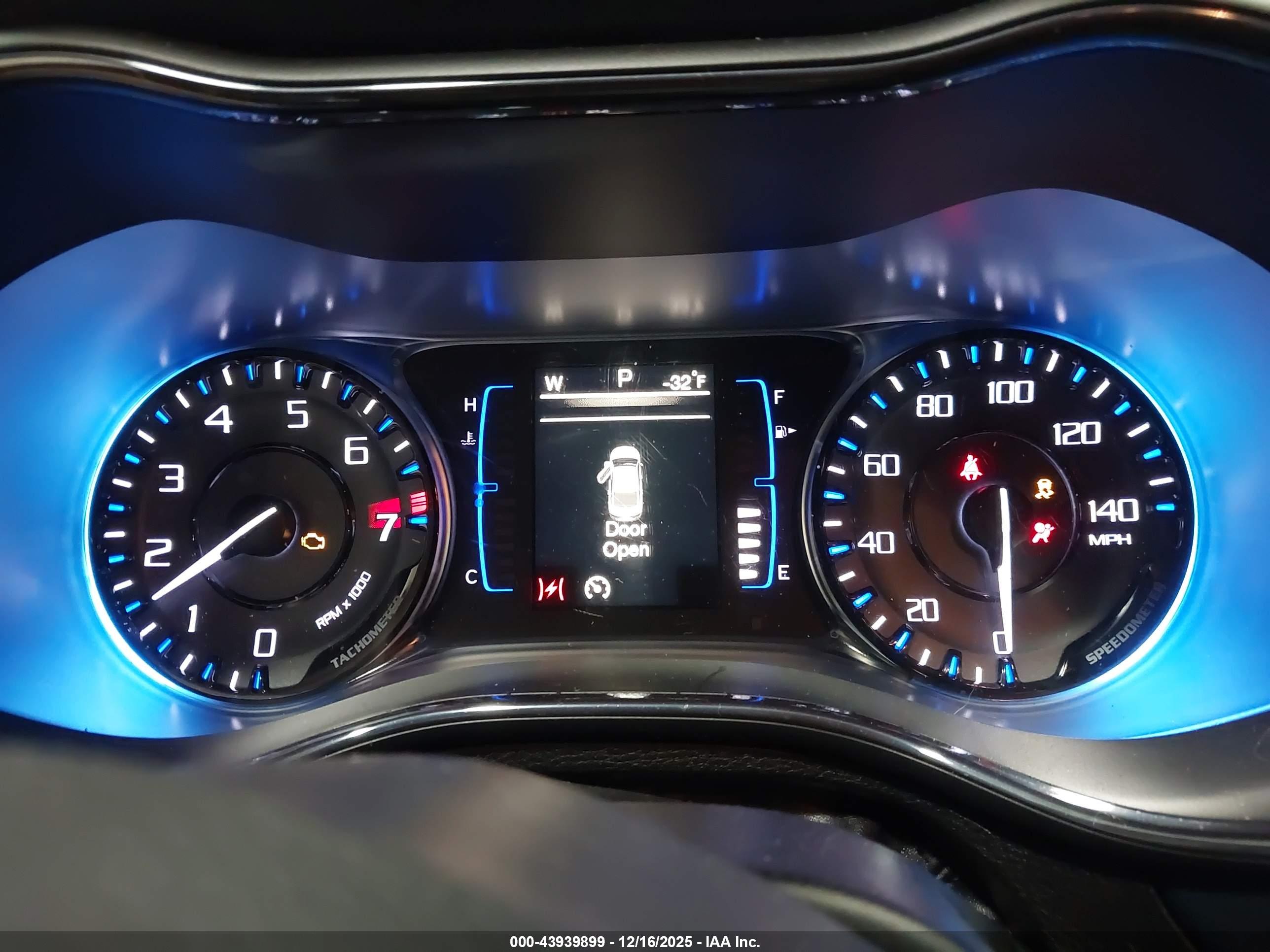 CHRYSLER 200 image 7