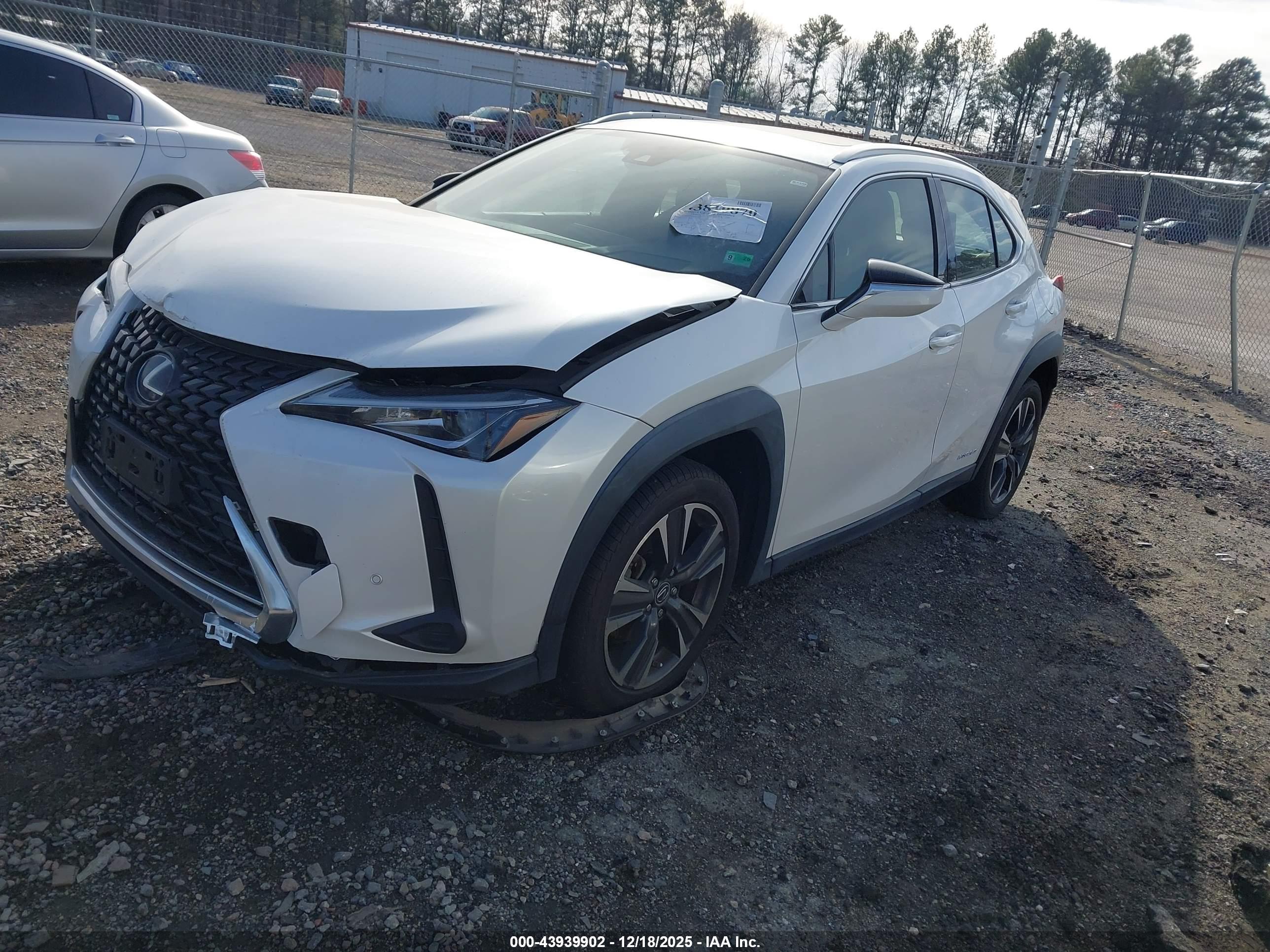 LEXUS UX image 2