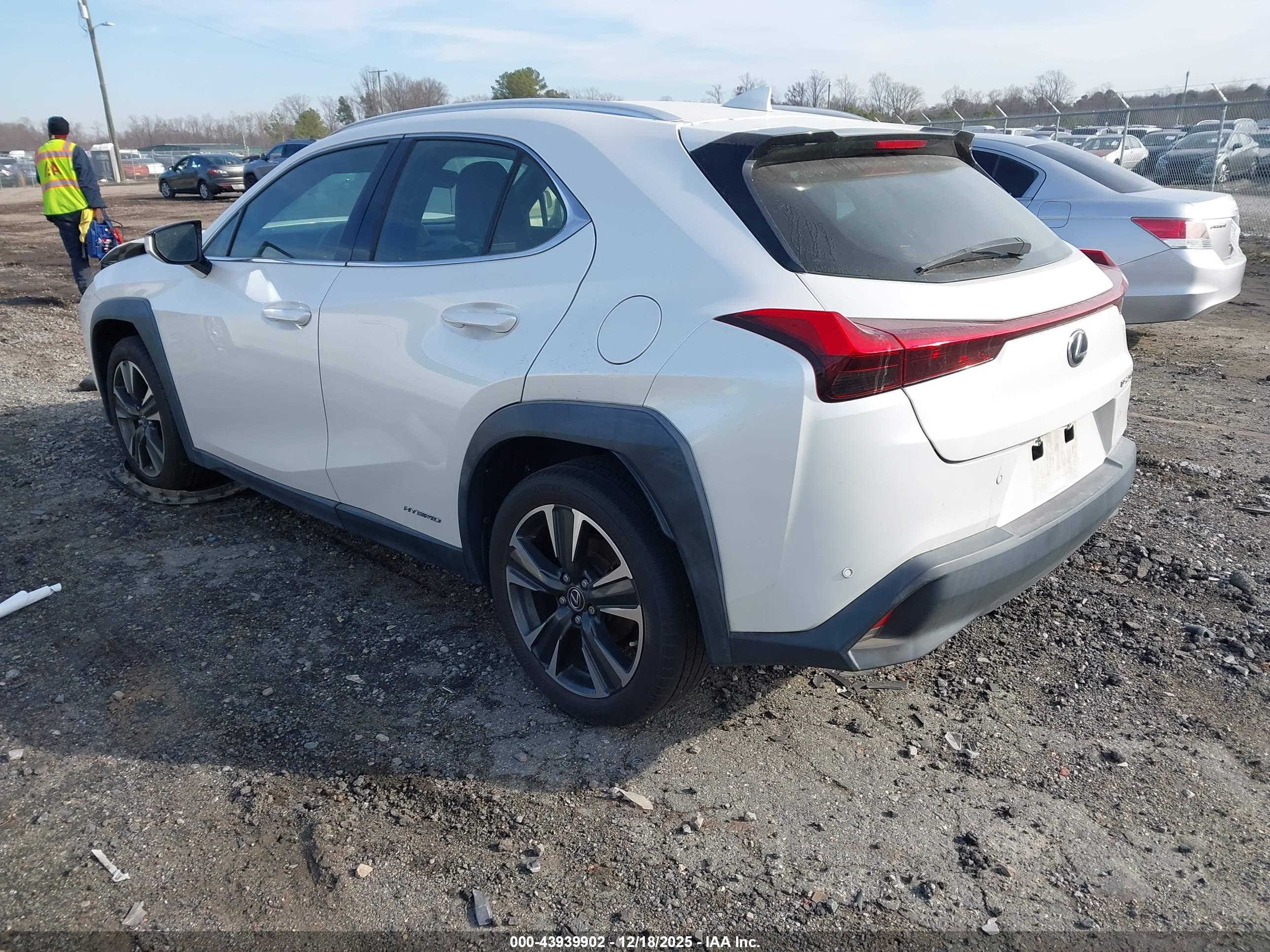 LEXUS UX image 3