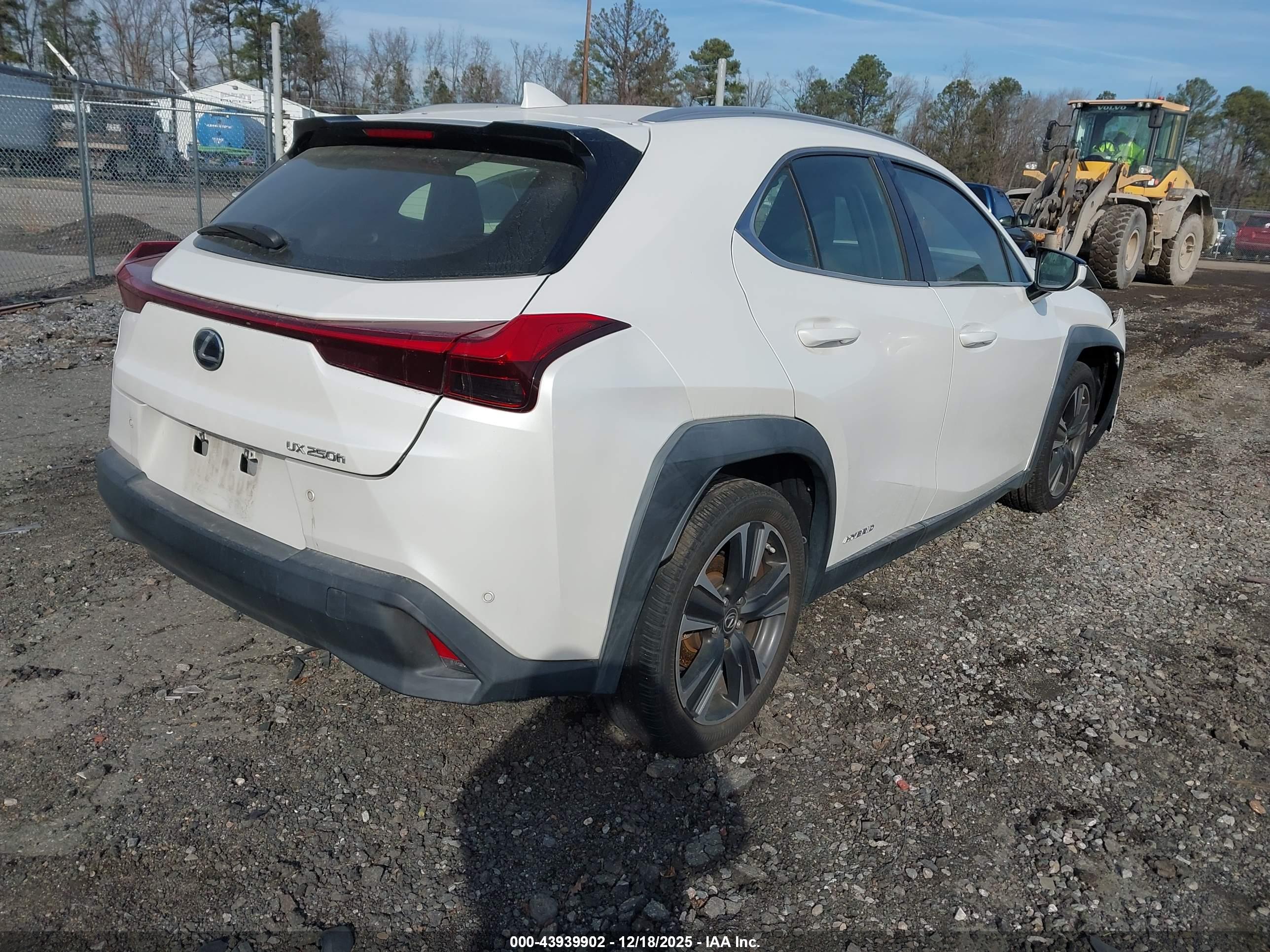 LEXUS UX image 4