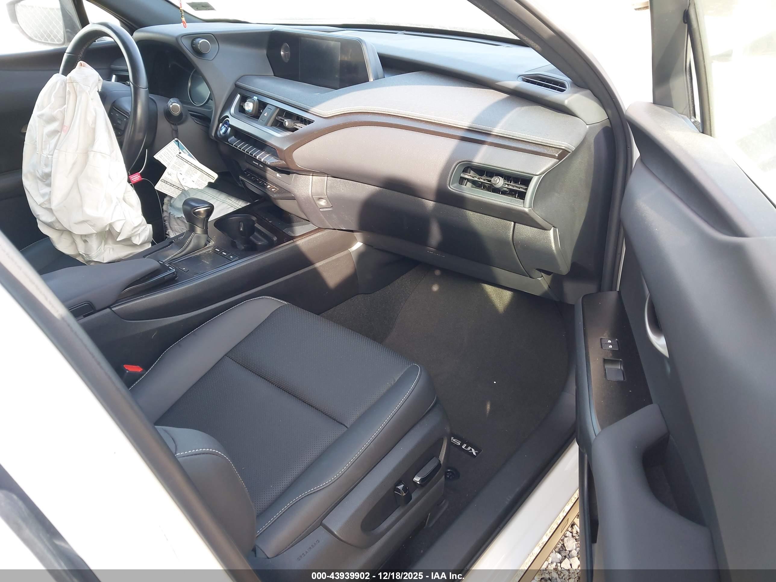 LEXUS UX image 5