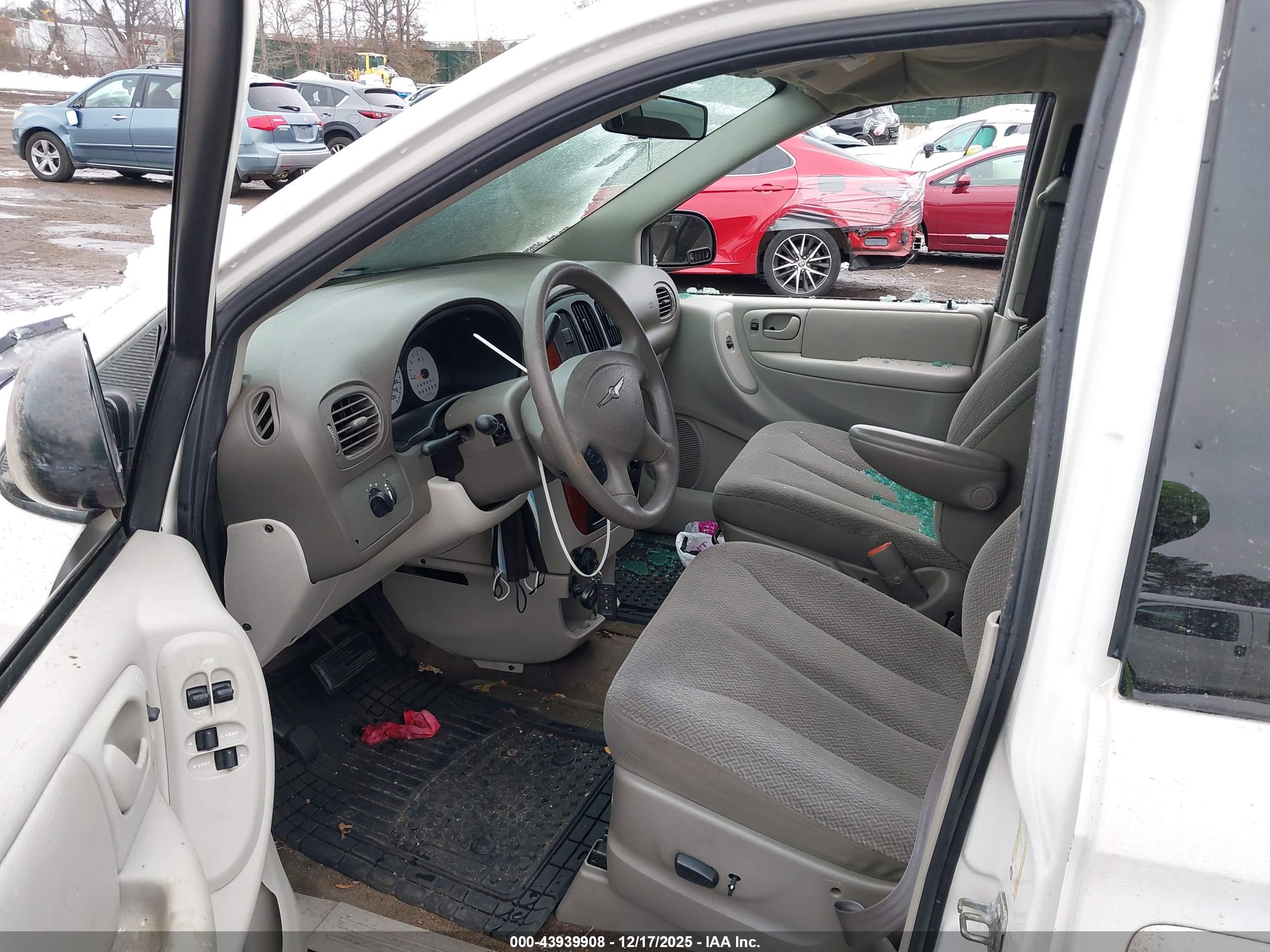 CHRYSLER TOWN image 5