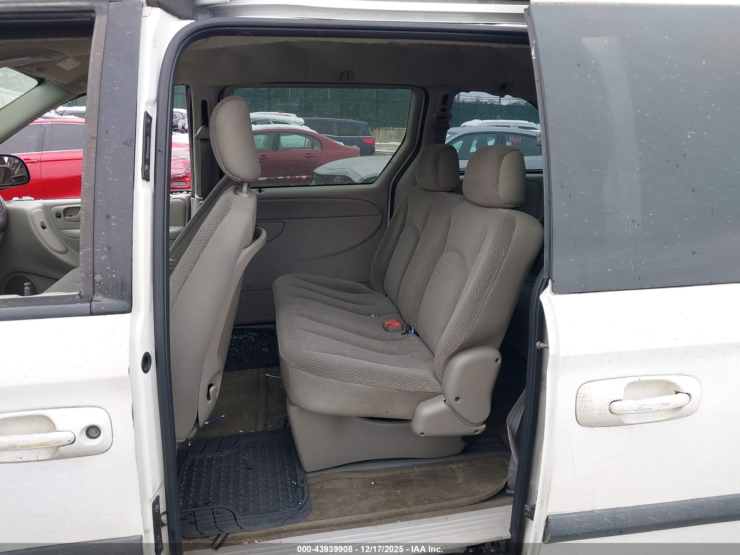 CHRYSLER TOWN image 8