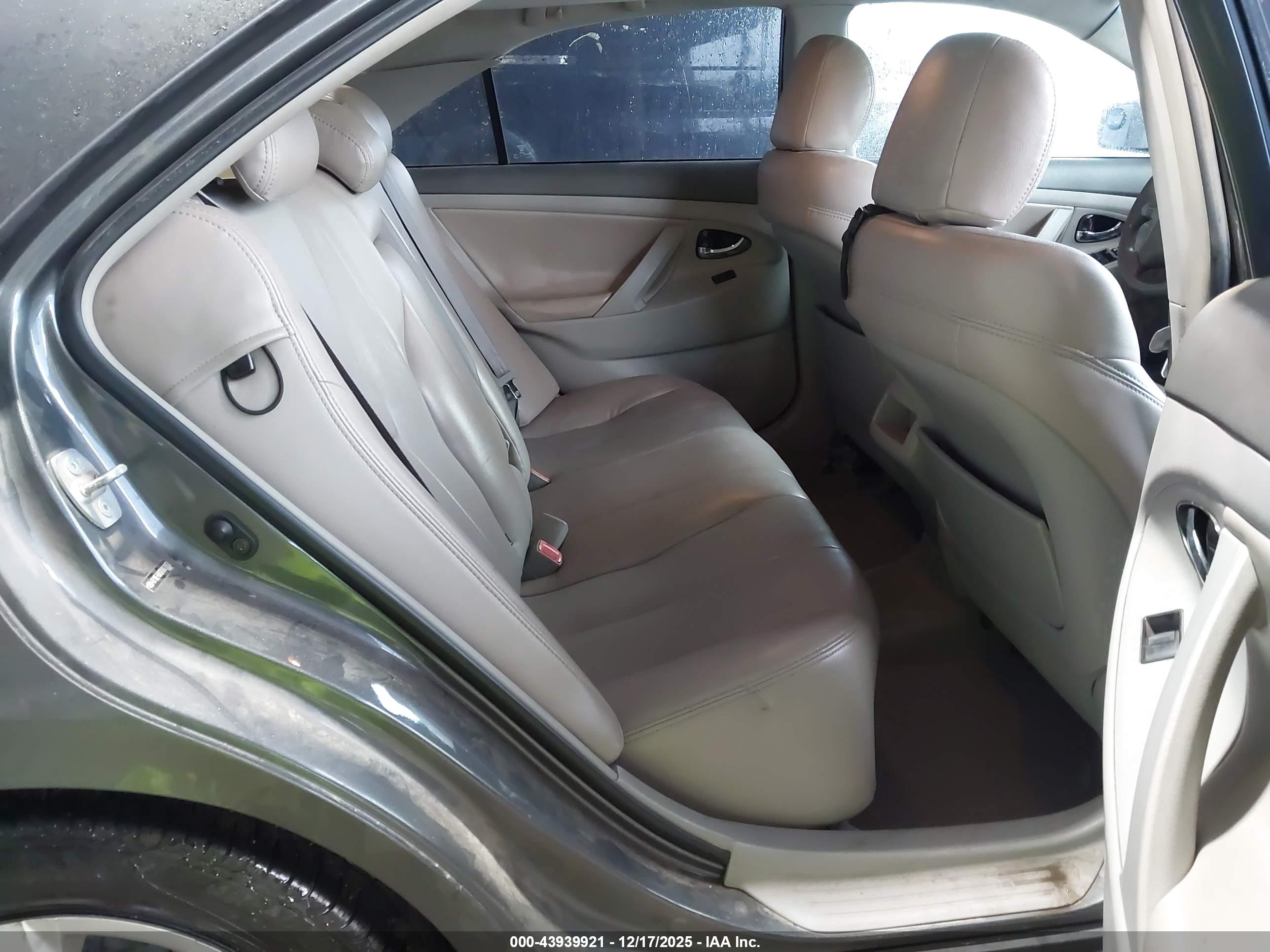 TOYOTA CAMRY image 8