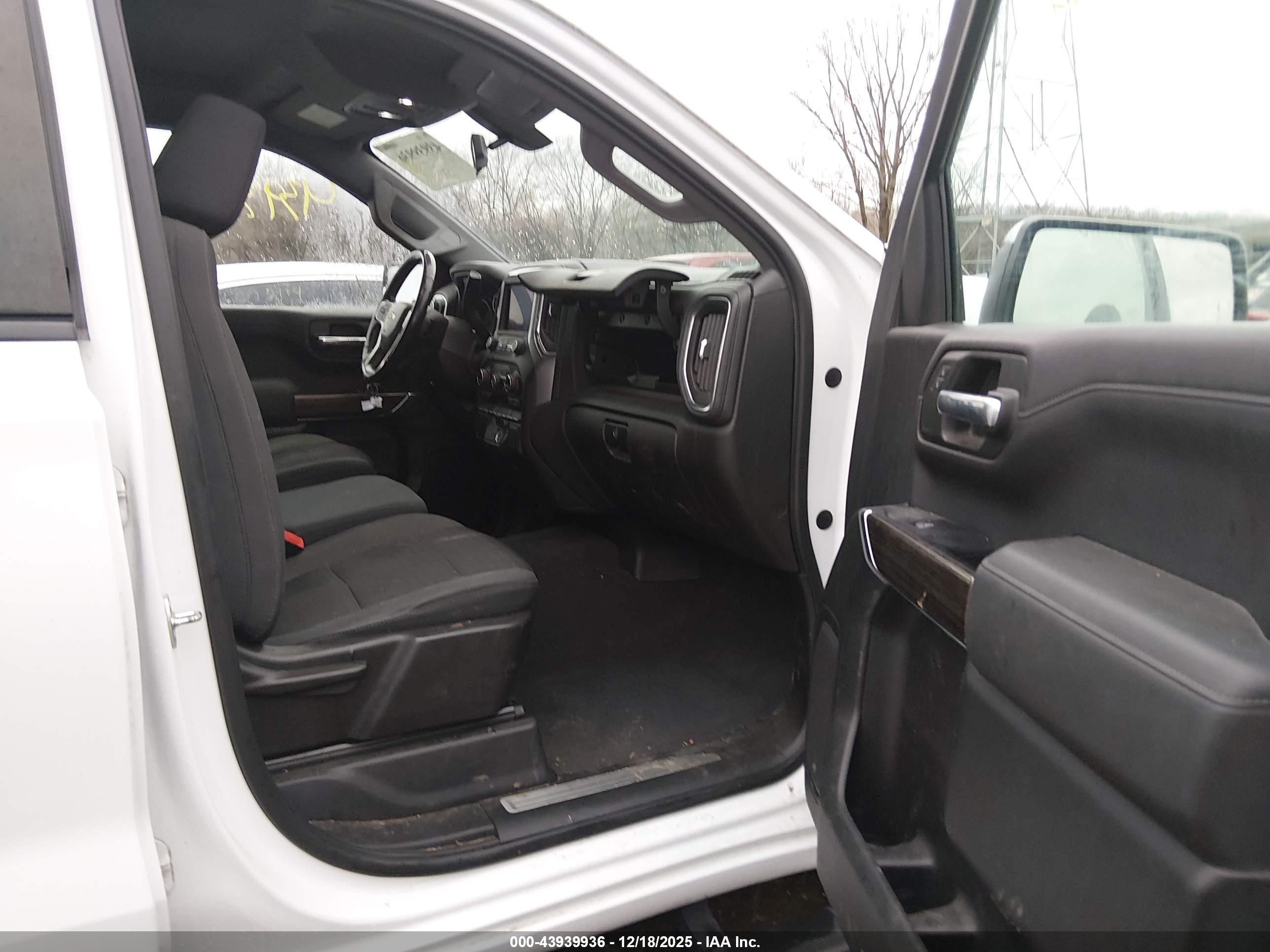 CHEVROLET SILVERADO image 5