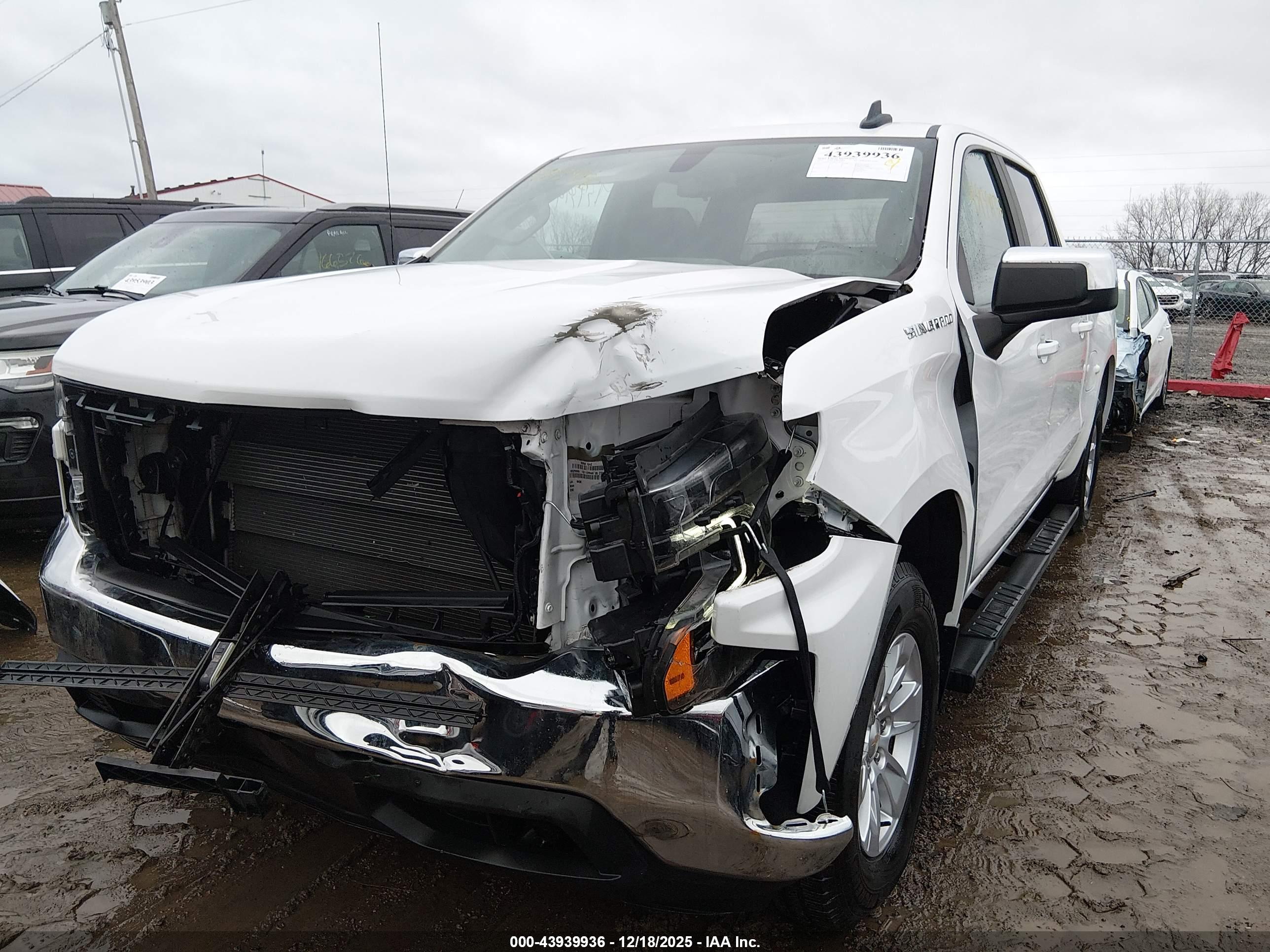 CHEVROLET SILVERADO image 6