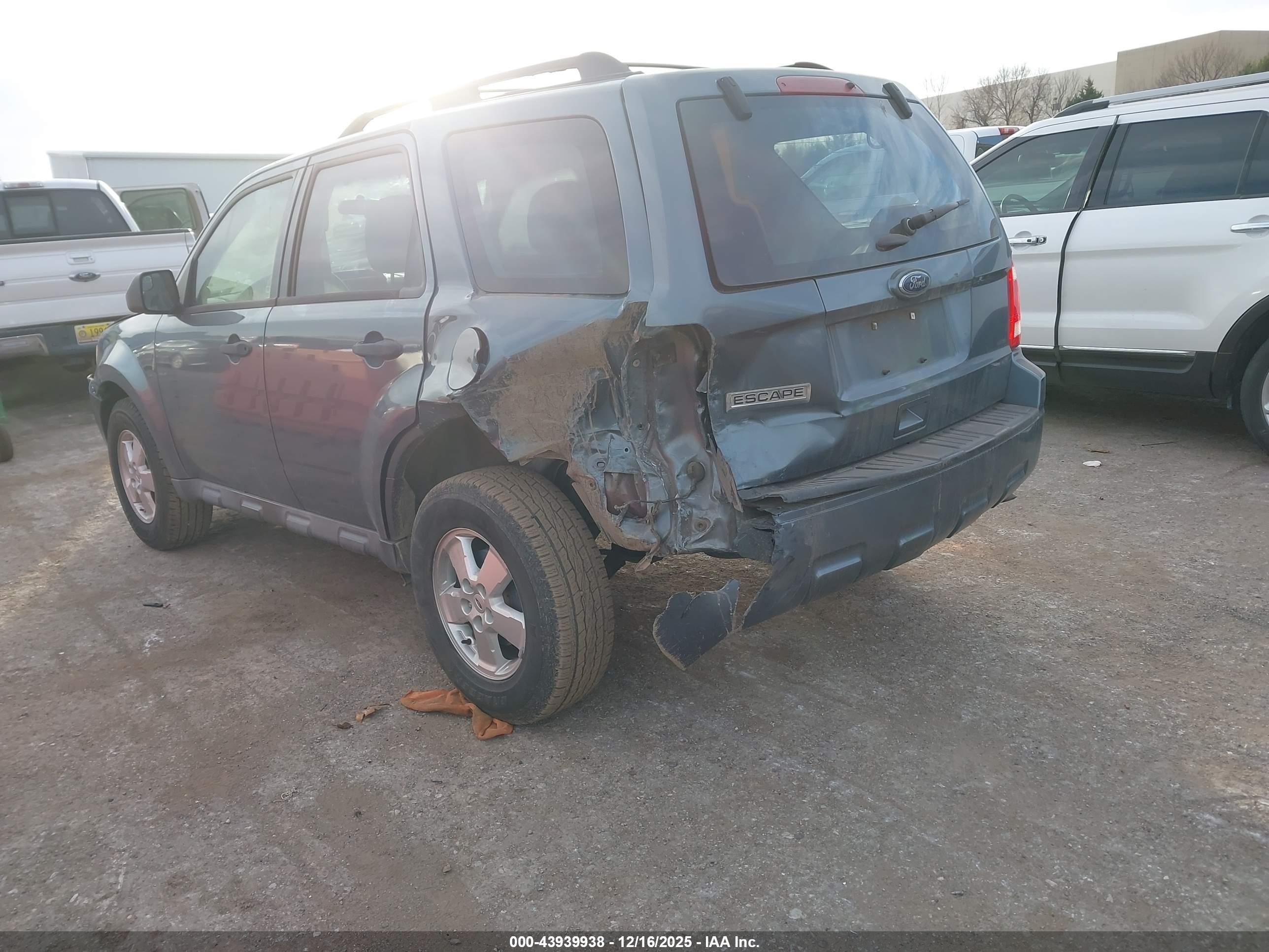 FORD ESCAPE image 3
