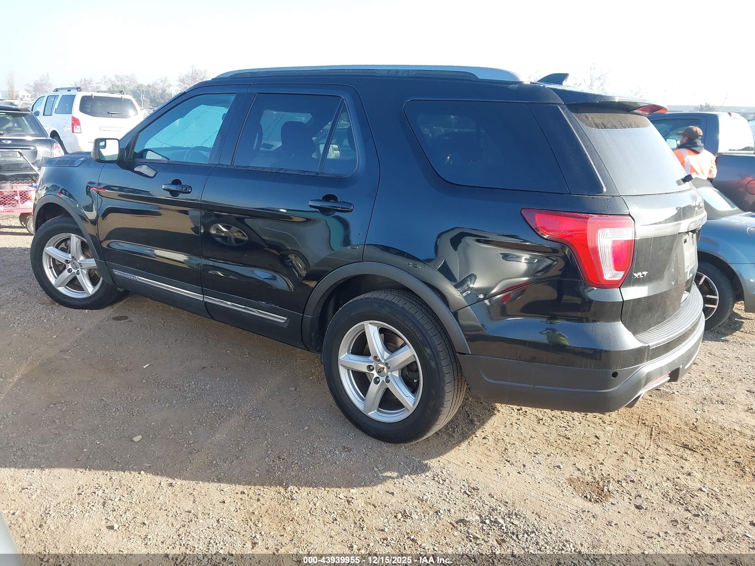 FORD EXPLORER image 3