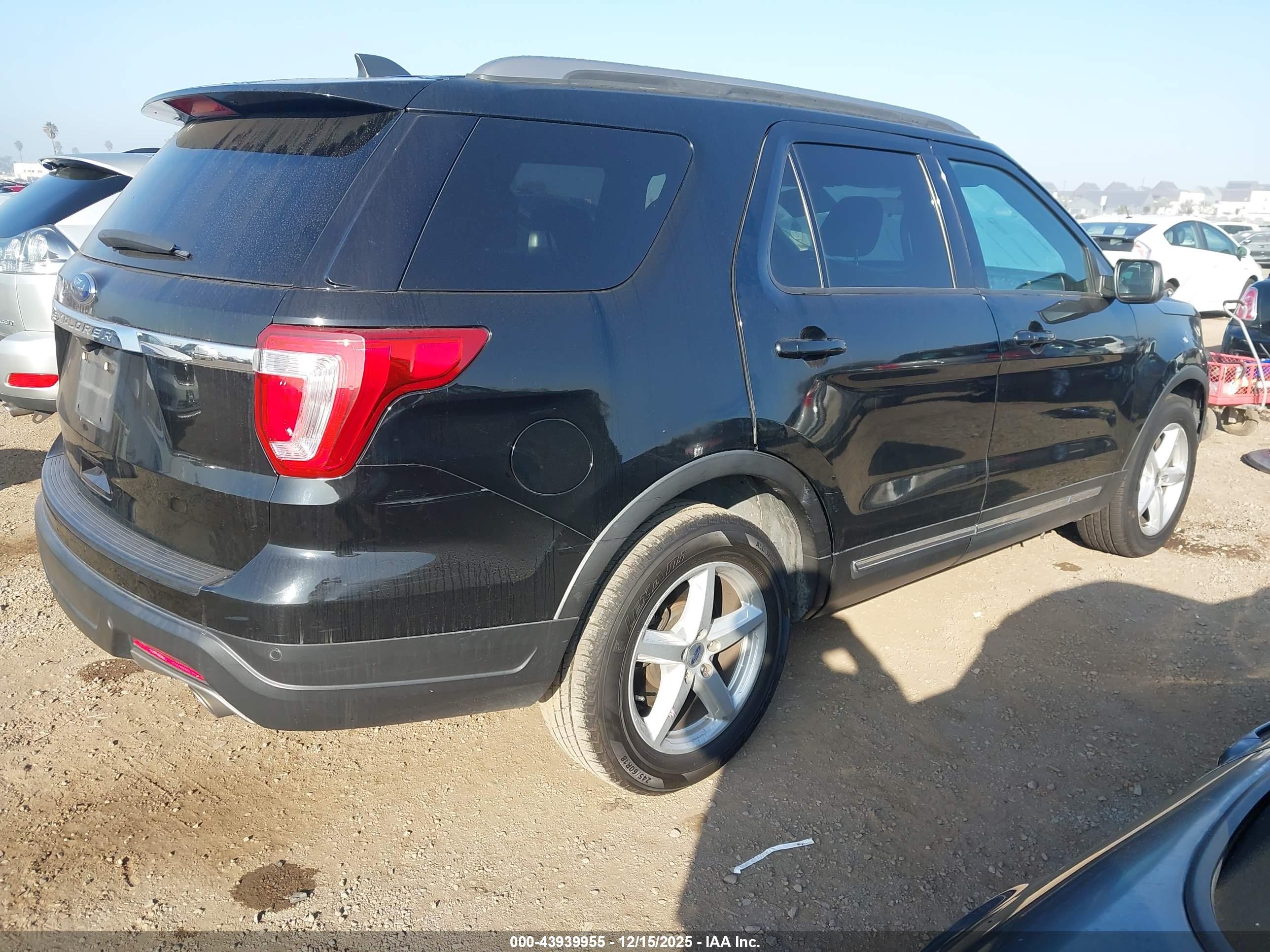 FORD EXPLORER image 4