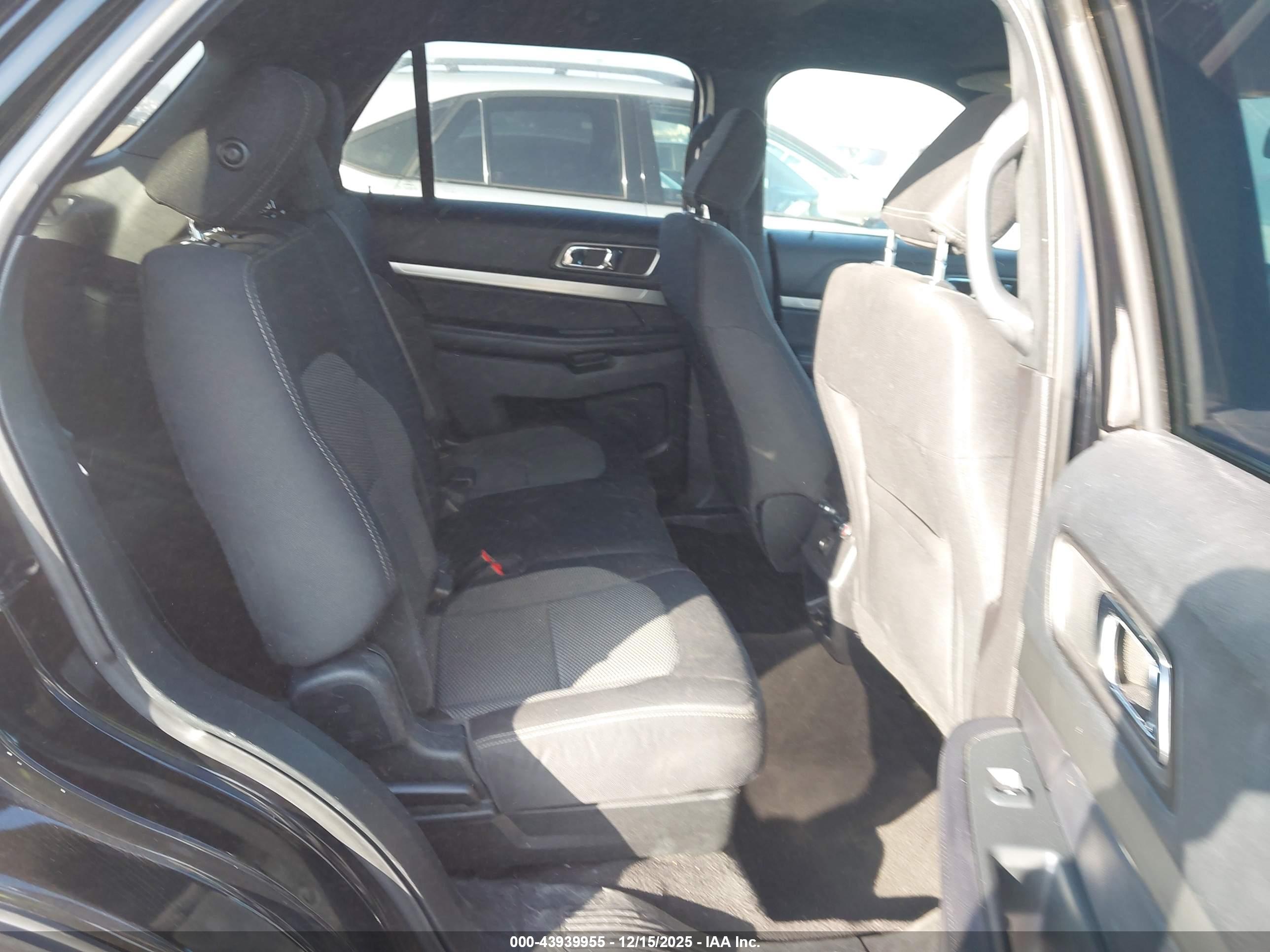 FORD EXPLORER image 8