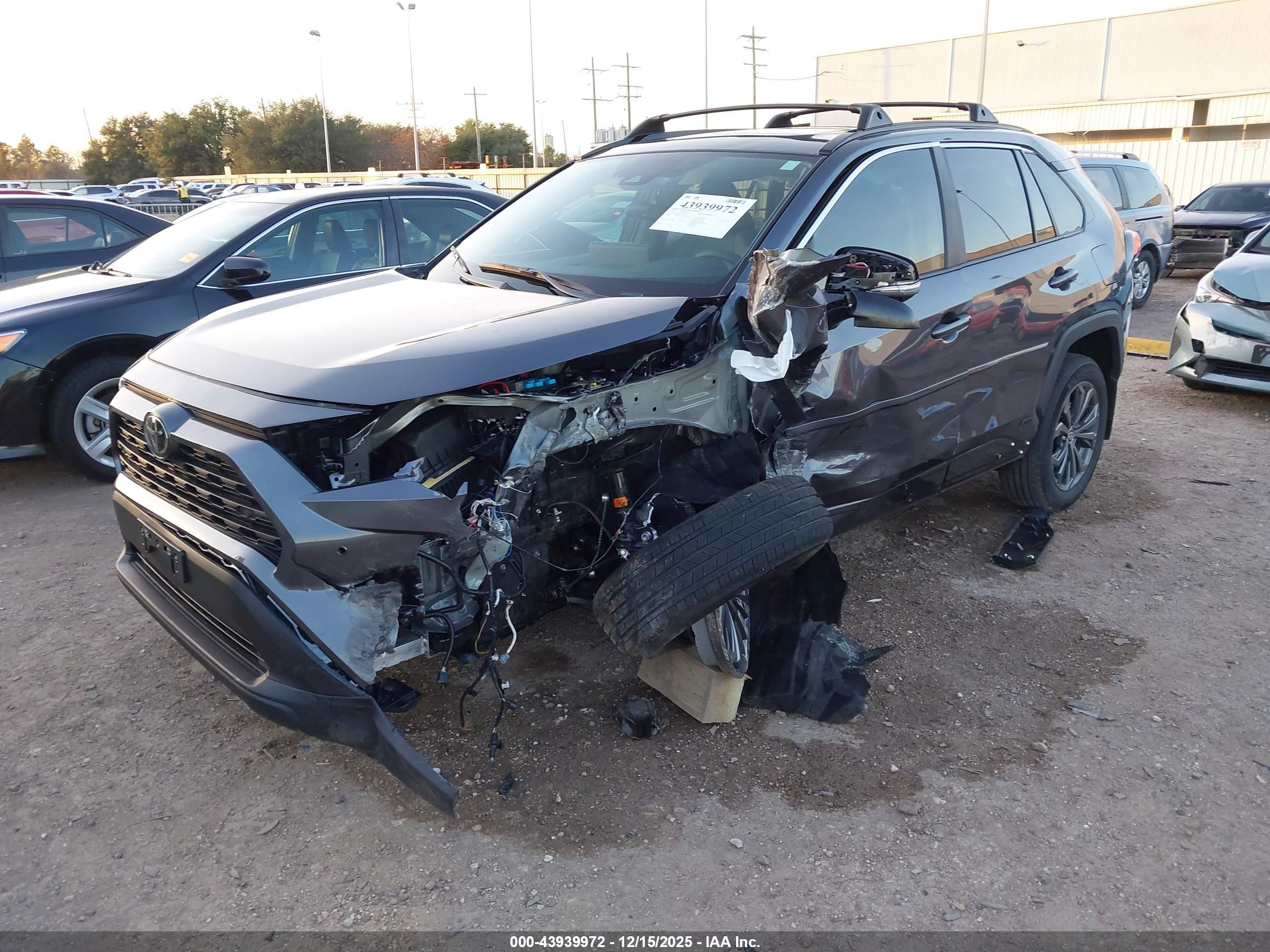 TOYOTA RAV4 image 2