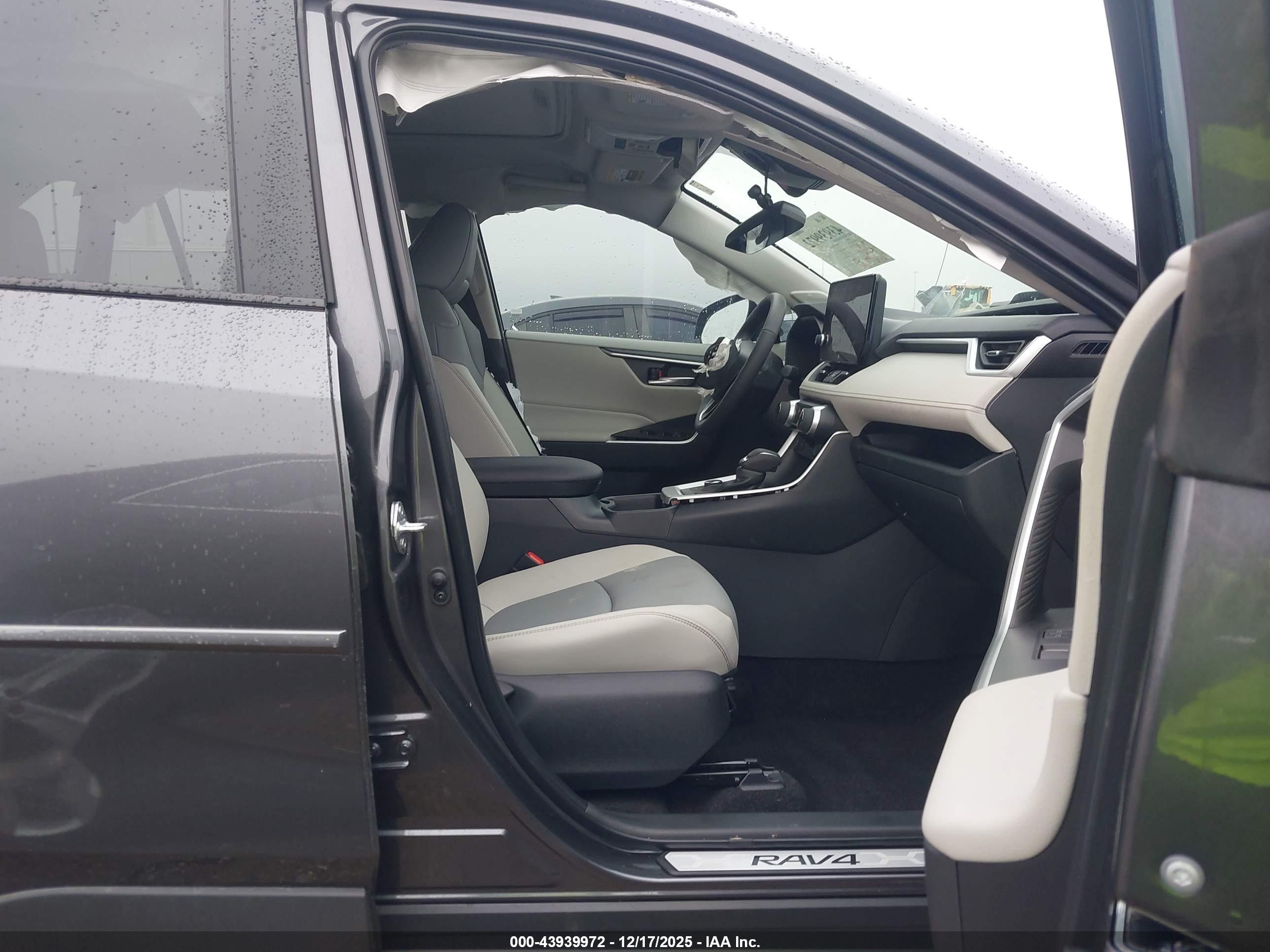 TOYOTA RAV4 image 5