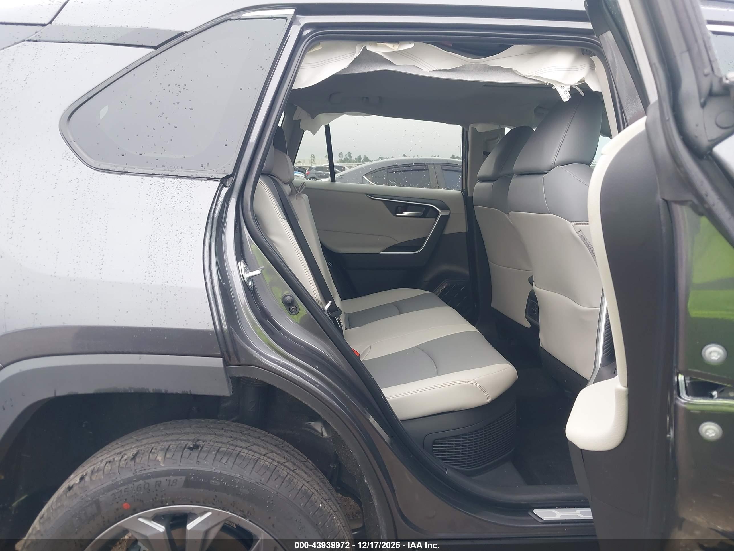 TOYOTA RAV4 image 8