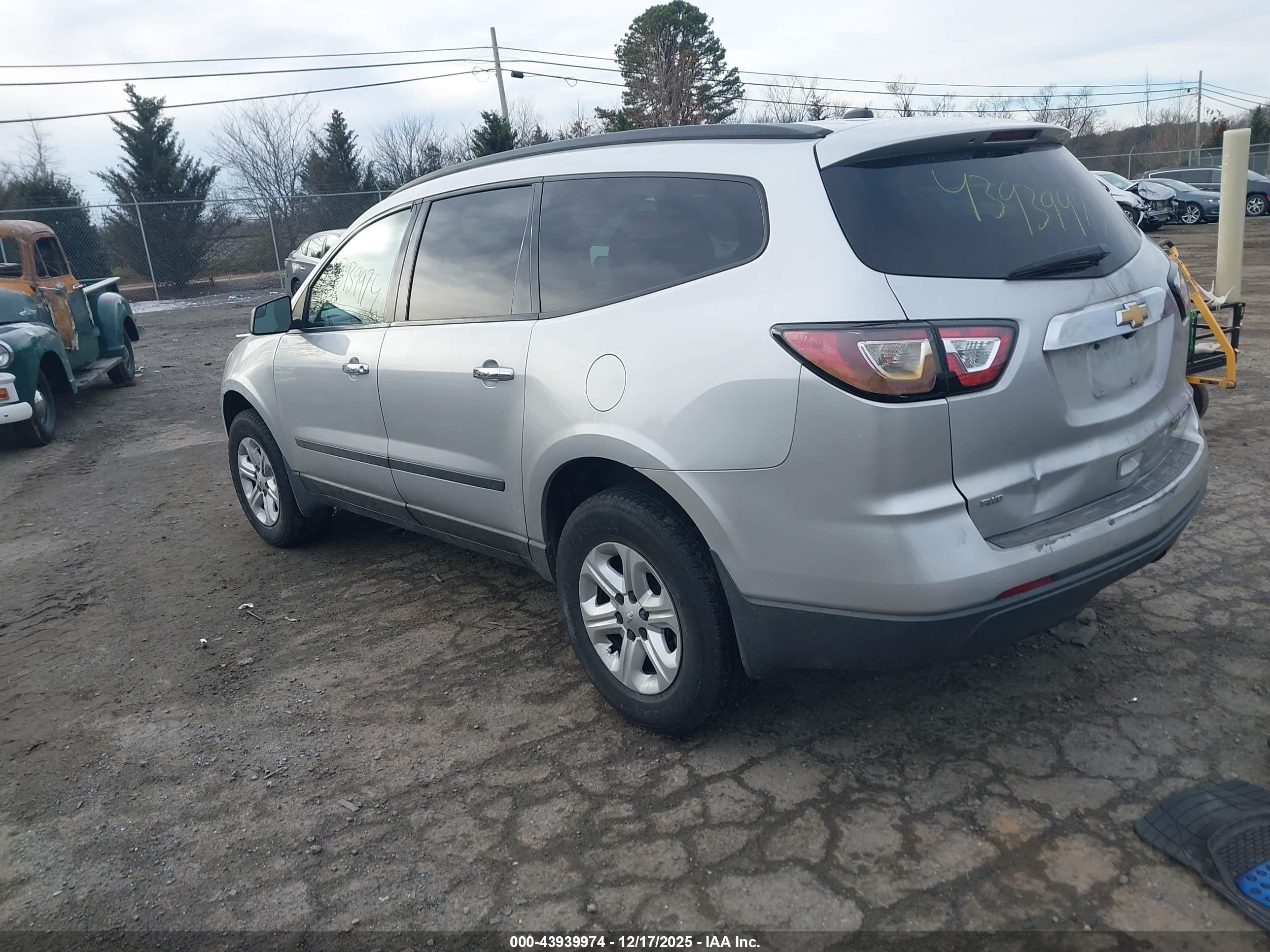 CHEVROLET TRAVERSE image 3