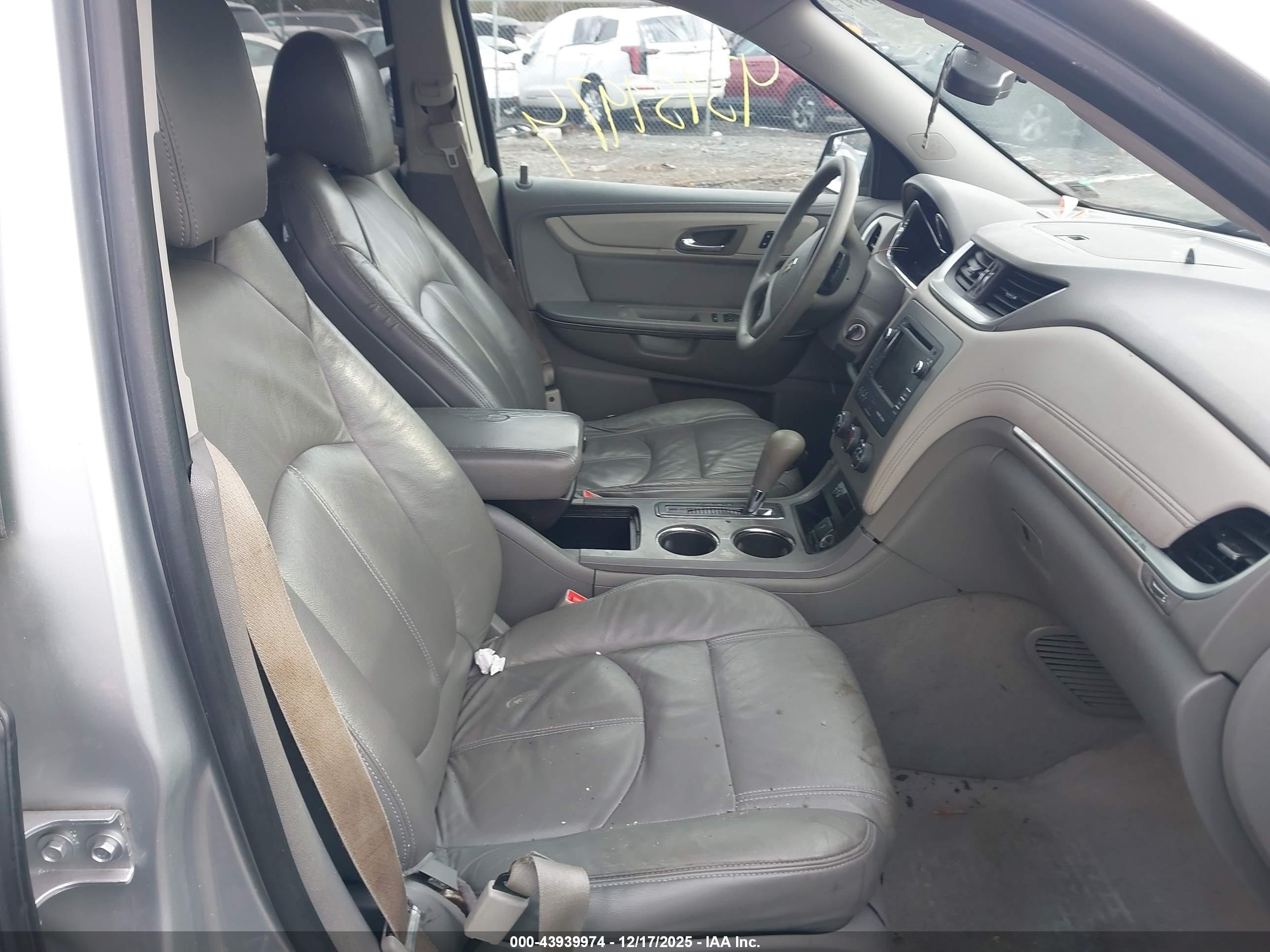 CHEVROLET TRAVERSE image 5