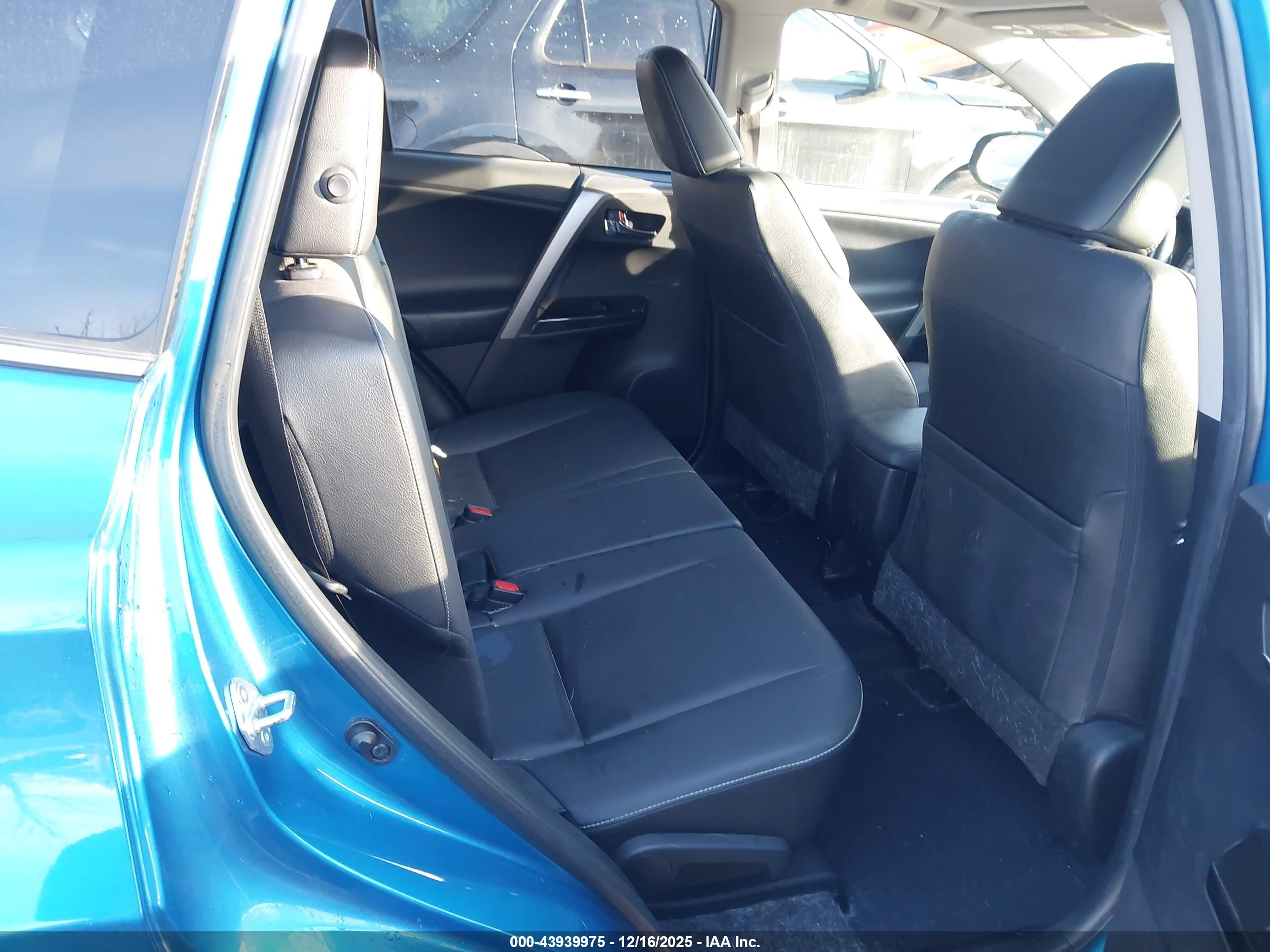 TOYOTA RAV4 image 8