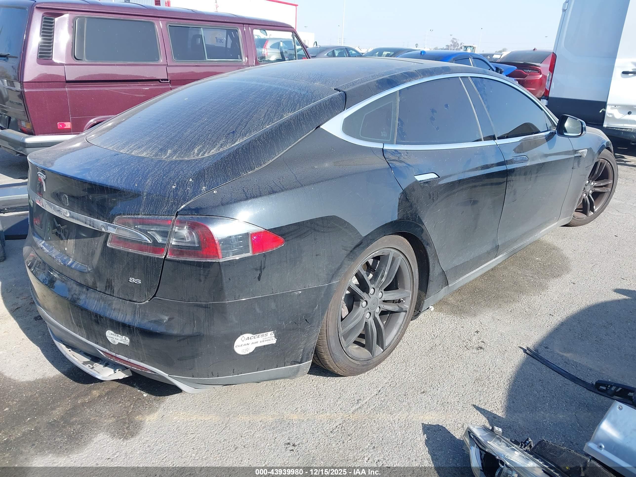 TESLA MODEL image 4