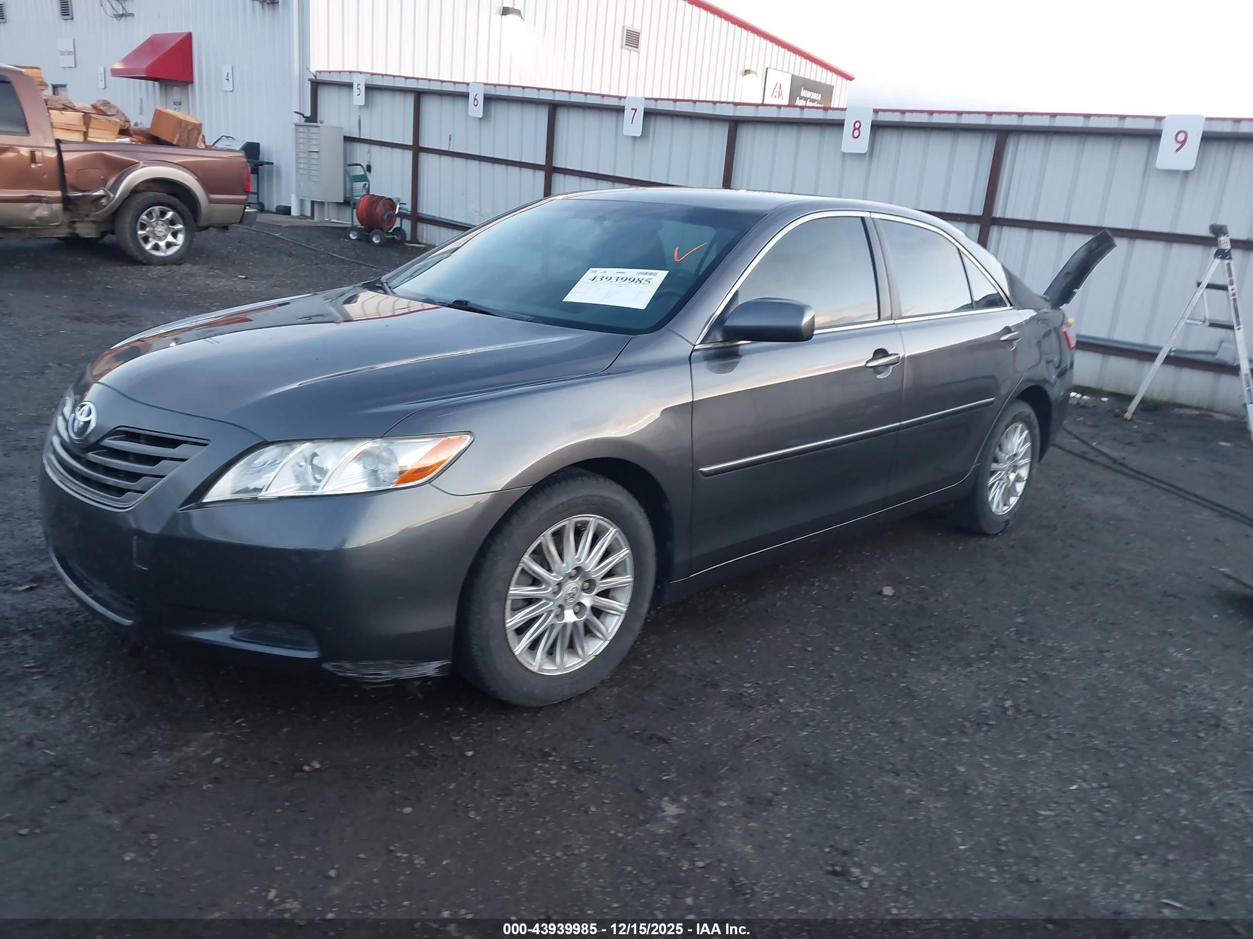 TOYOTA CAMRY image 2