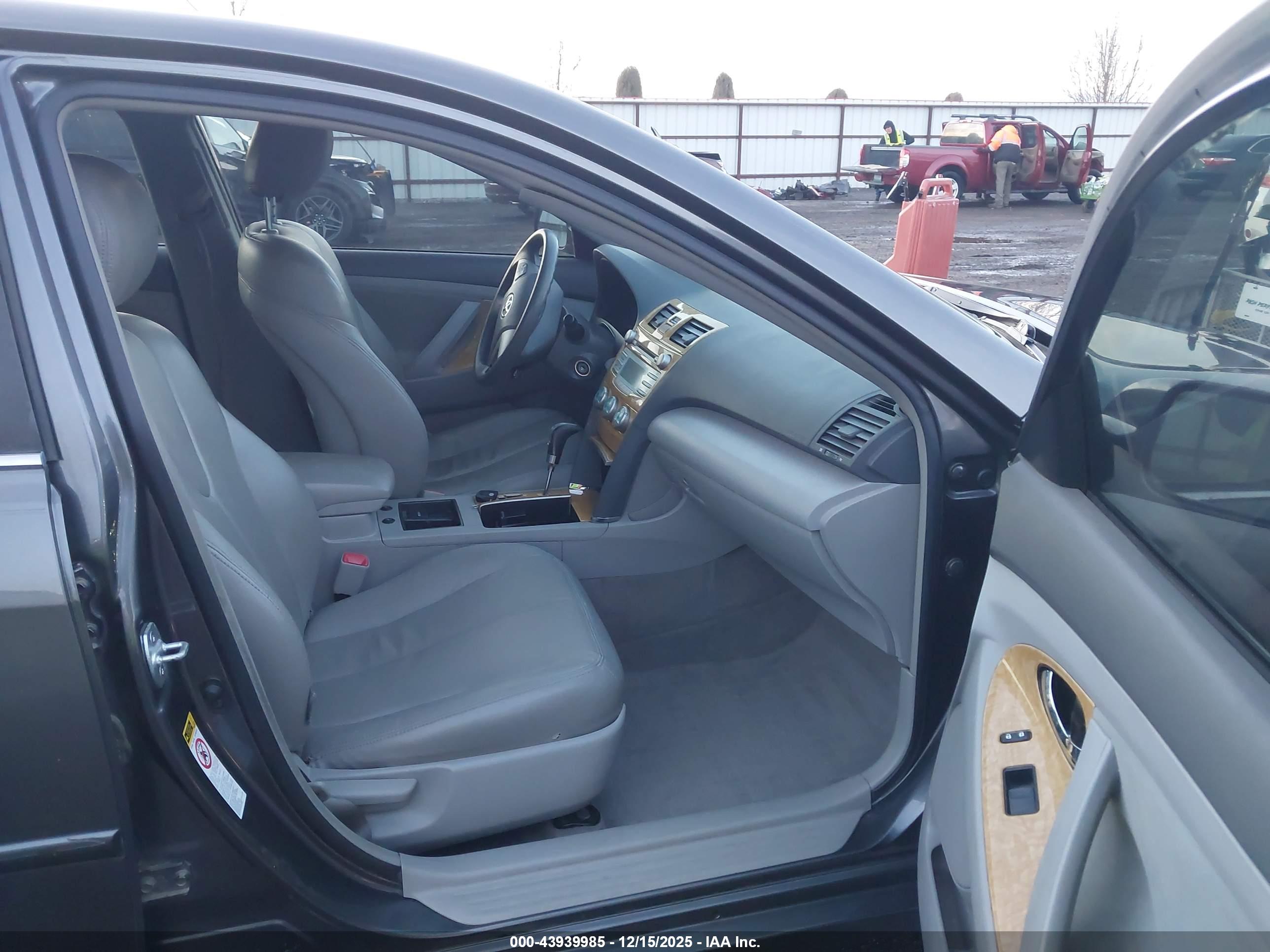 TOYOTA CAMRY image 5