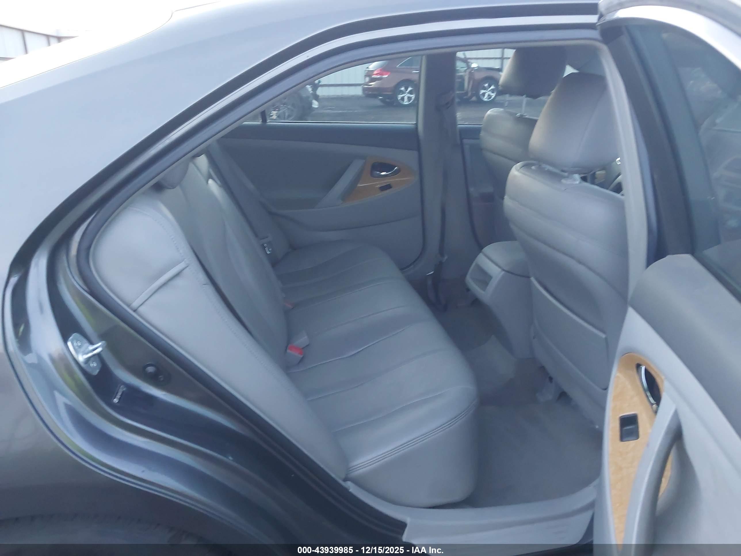 TOYOTA CAMRY image 8