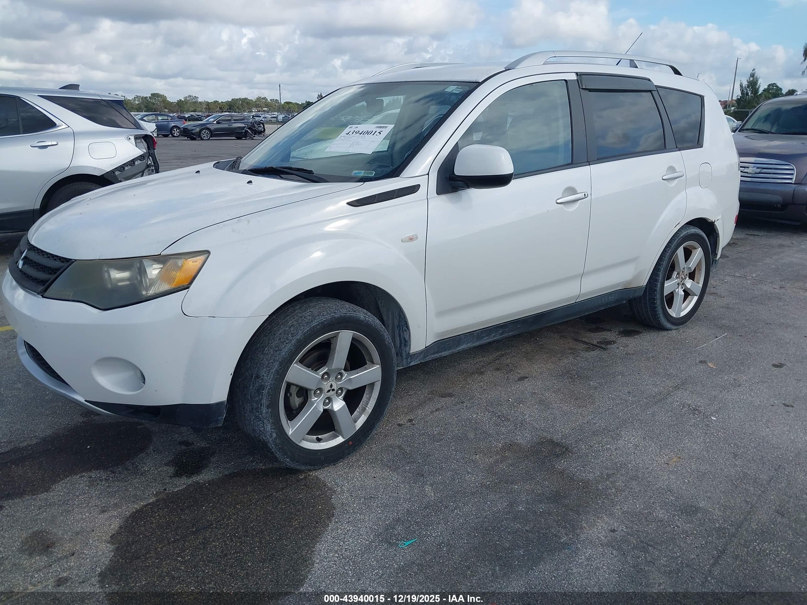 MITSUBISHI OUTLANDER image 2