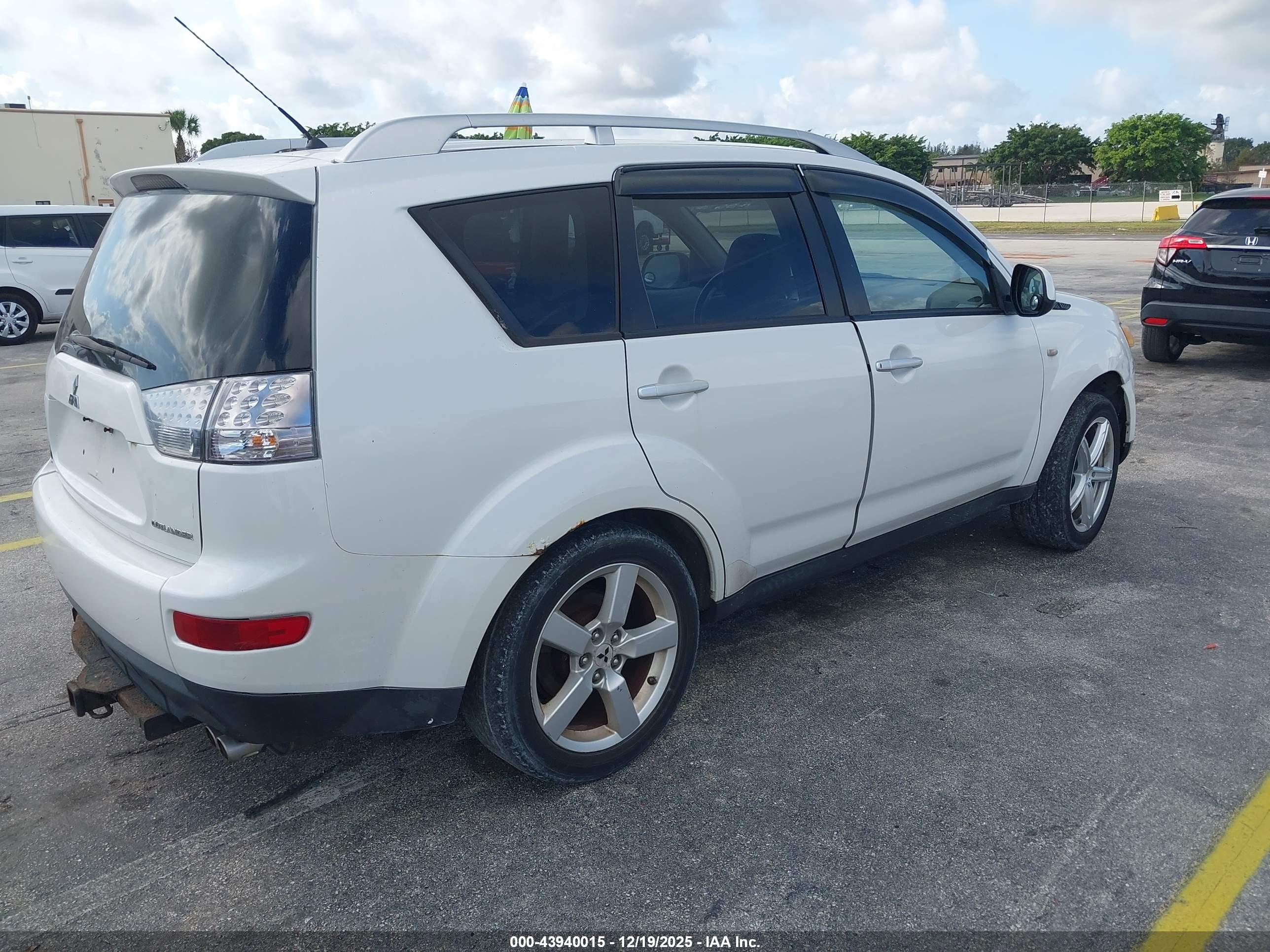 MITSUBISHI OUTLANDER image 4