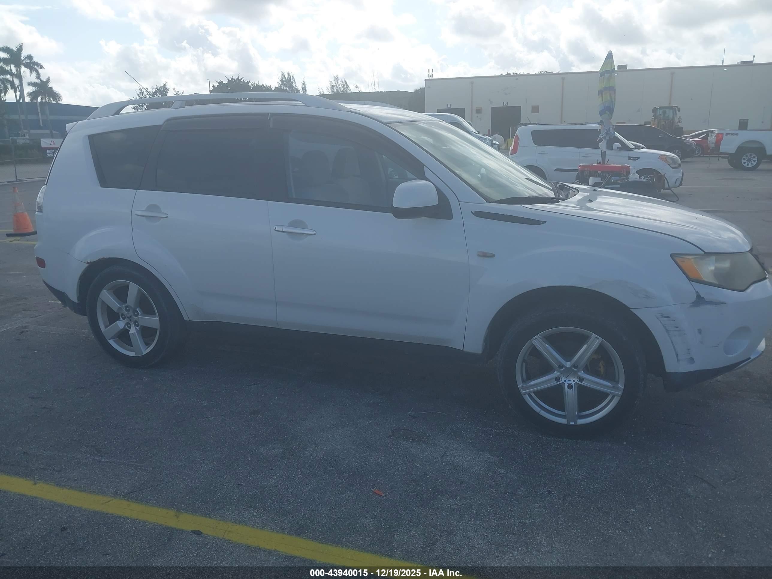 MITSUBISHI OUTLANDER image 6
