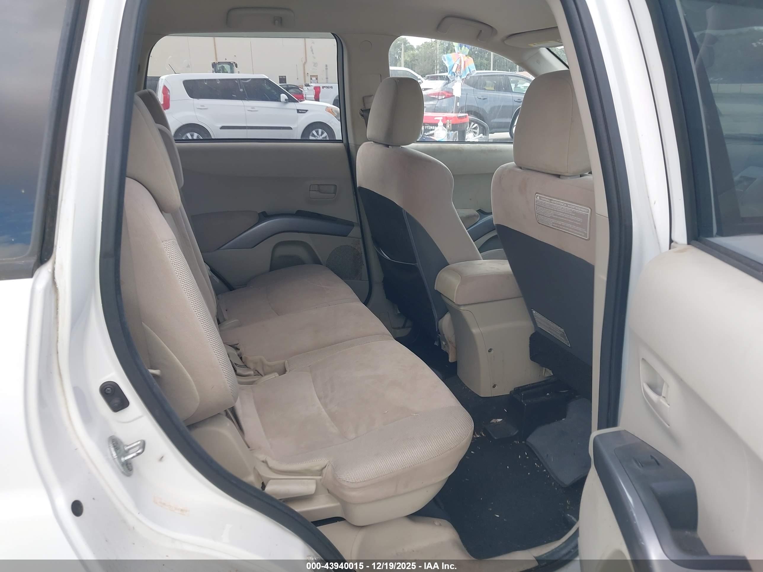 MITSUBISHI OUTLANDER image 8