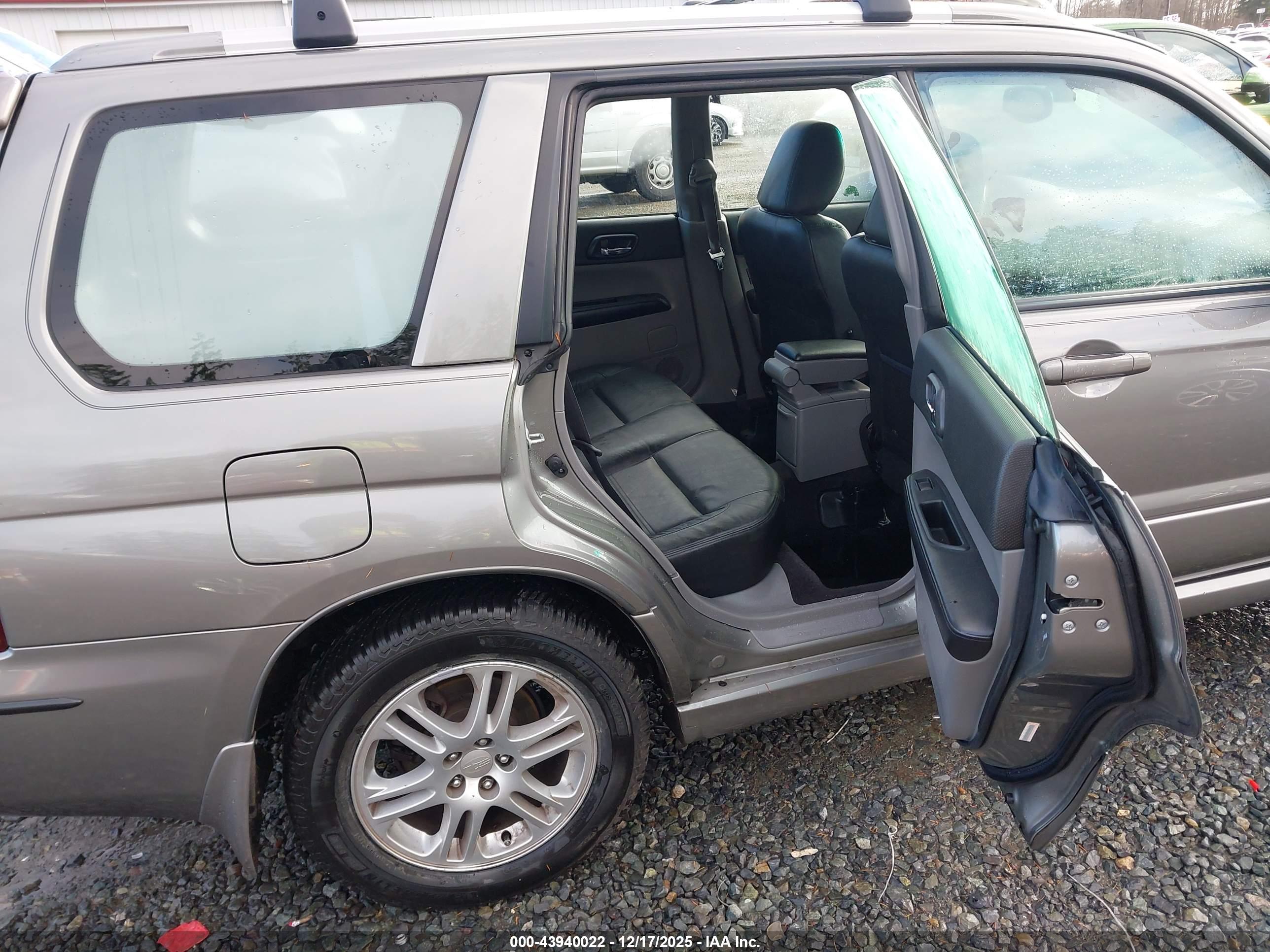 SUBARU FORESTER image 8