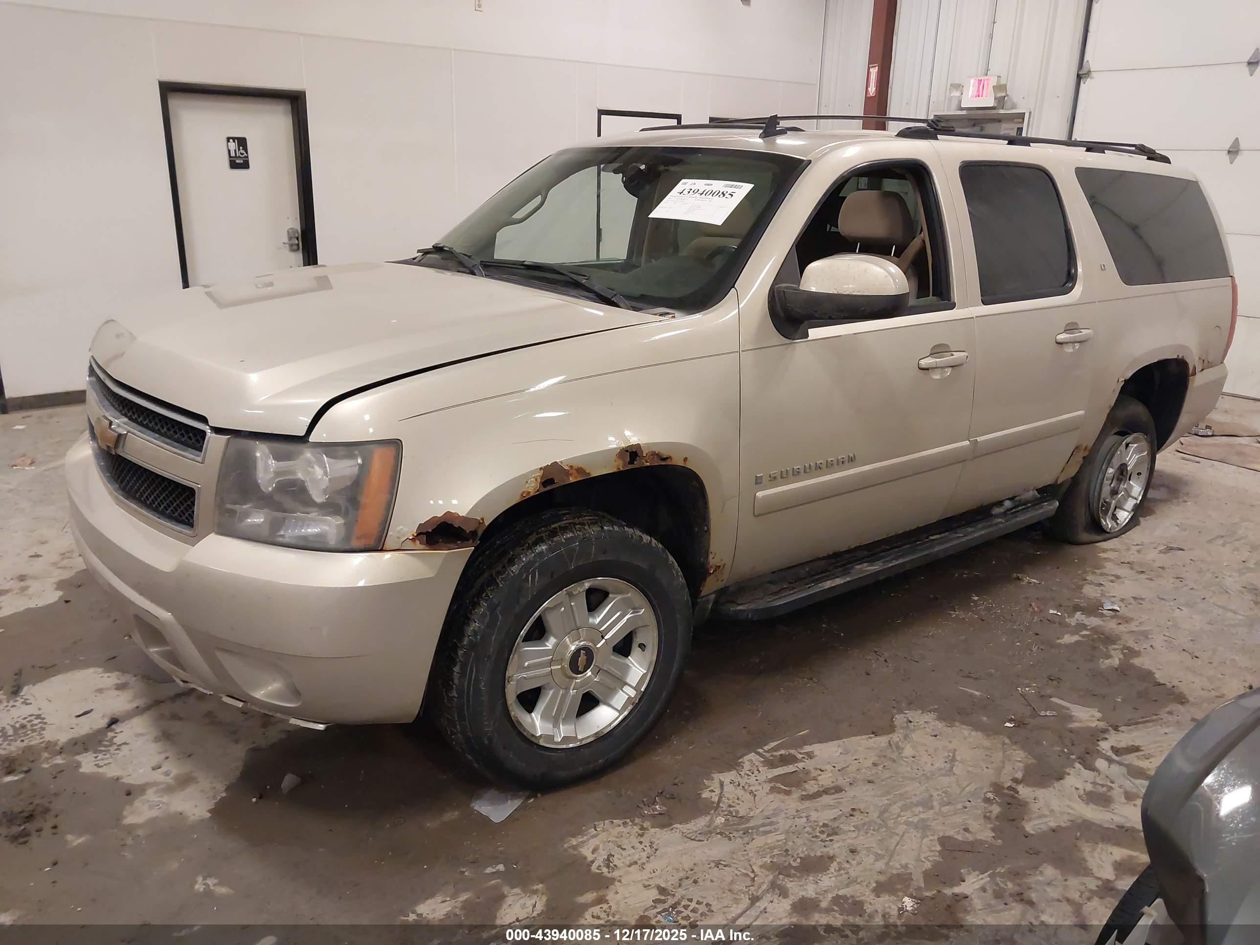 CHEVROLET SUBURBAN image 2