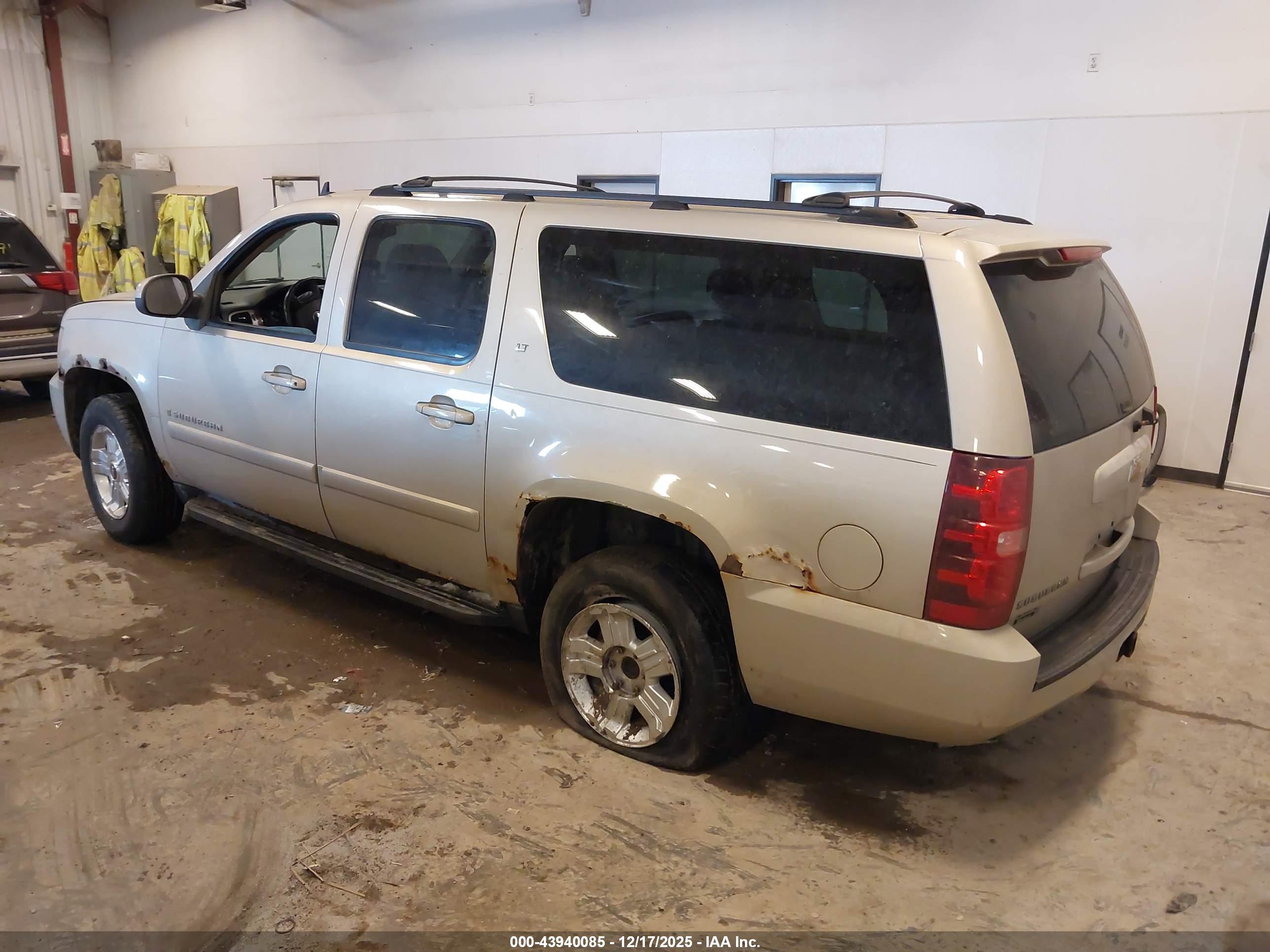 CHEVROLET SUBURBAN image 3
