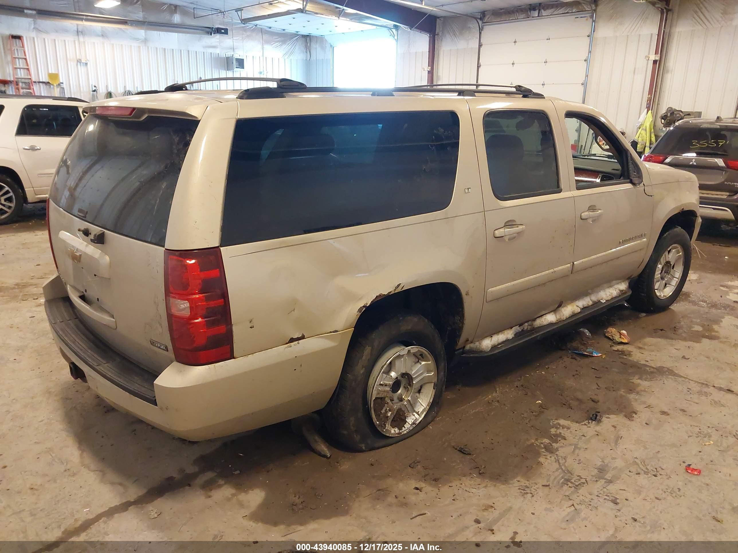 CHEVROLET SUBURBAN image 4