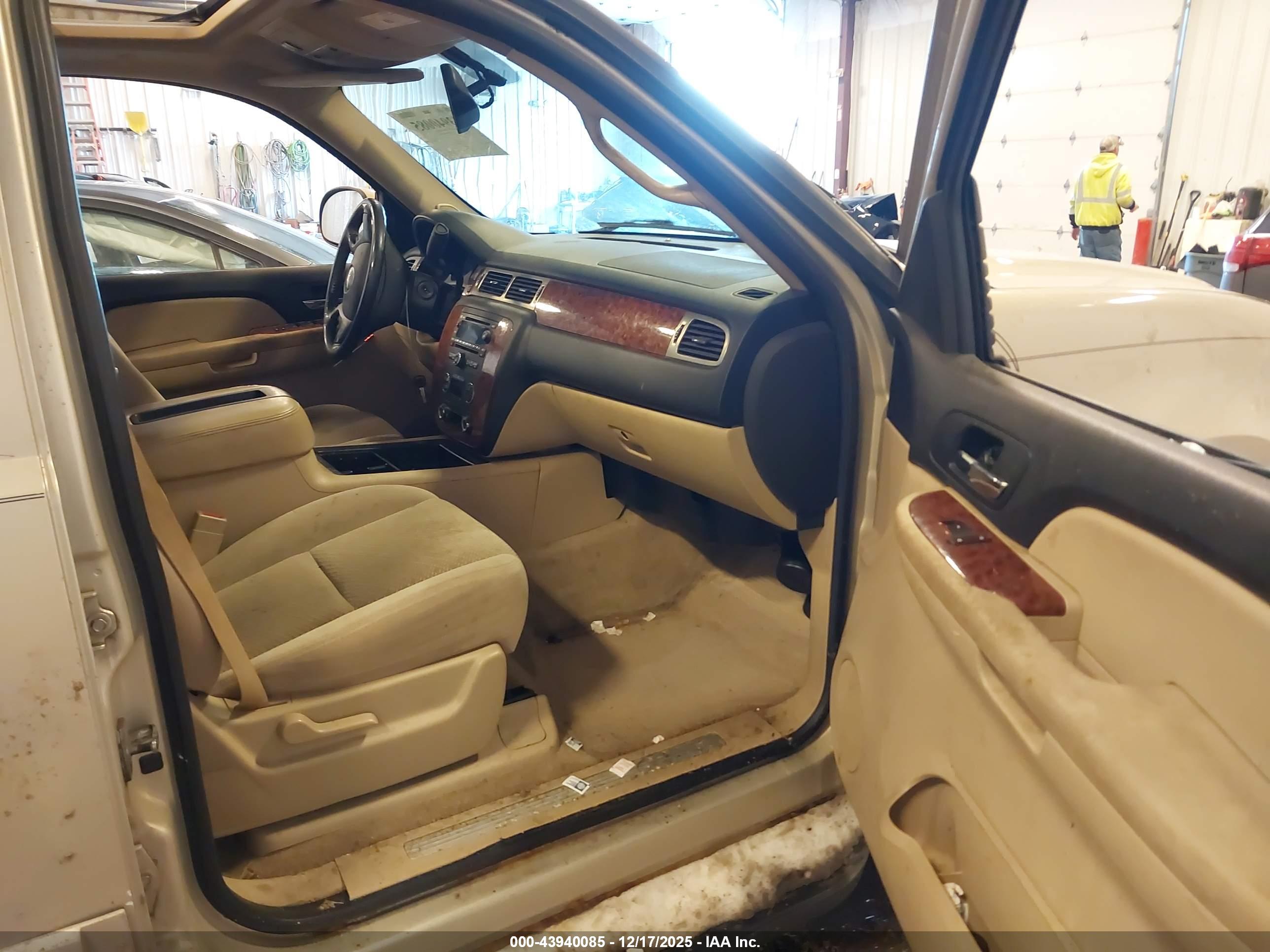 CHEVROLET SUBURBAN image 5