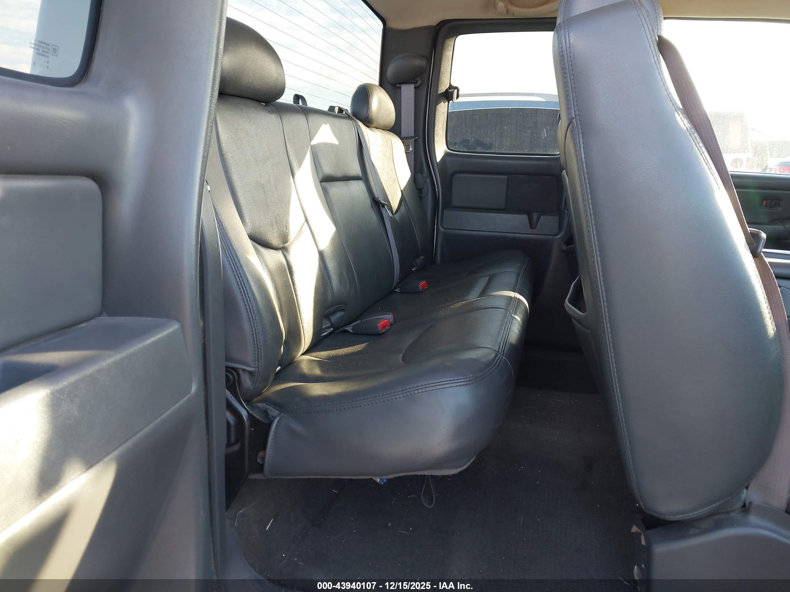 CHEVROLET SILVERADO image 8