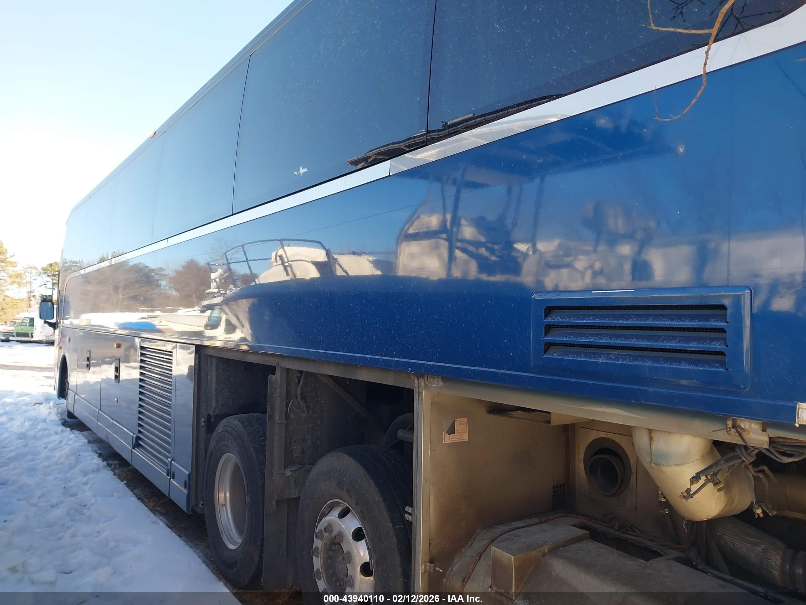 VAN HOOL image 3