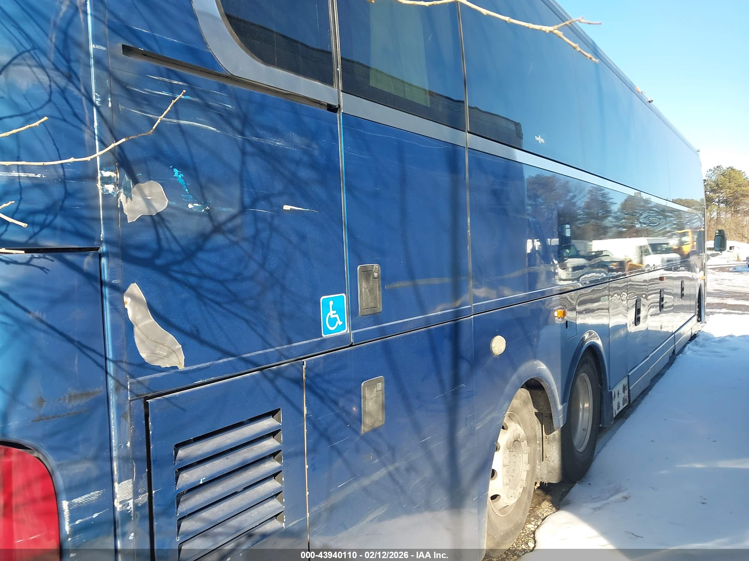 VAN HOOL image 4