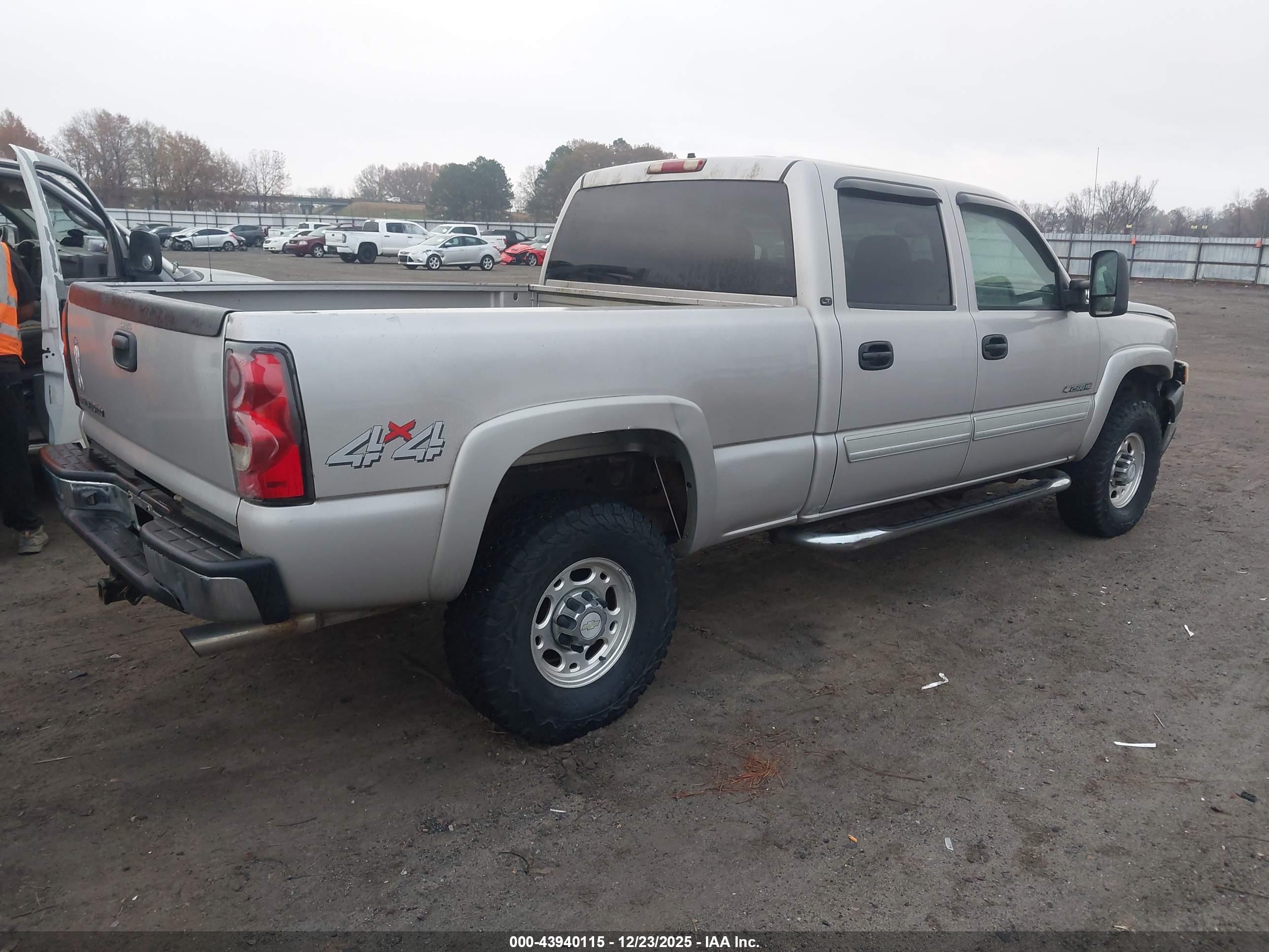 CHEVROLET SILVERADO image 4