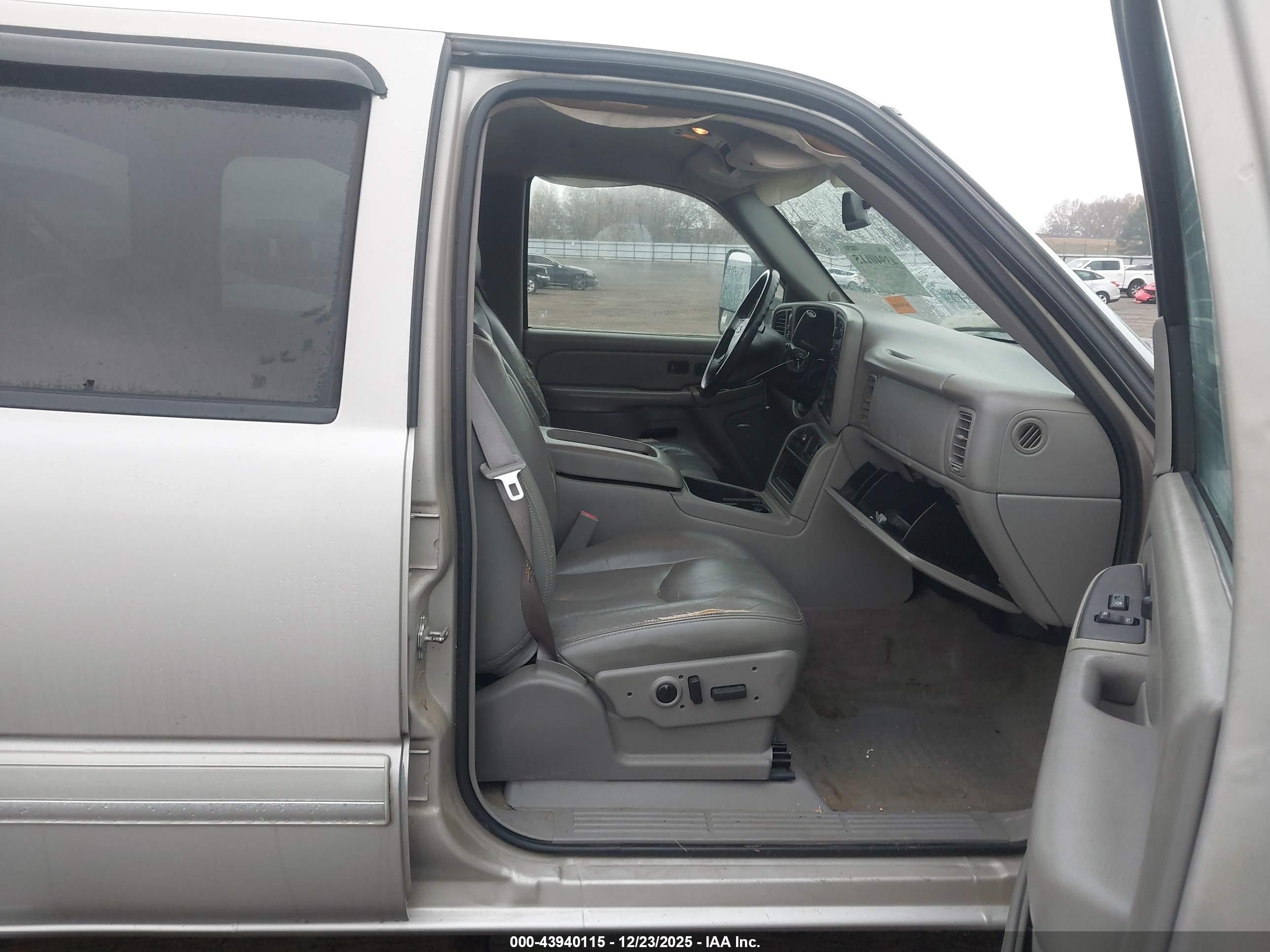 CHEVROLET SILVERADO image 5
