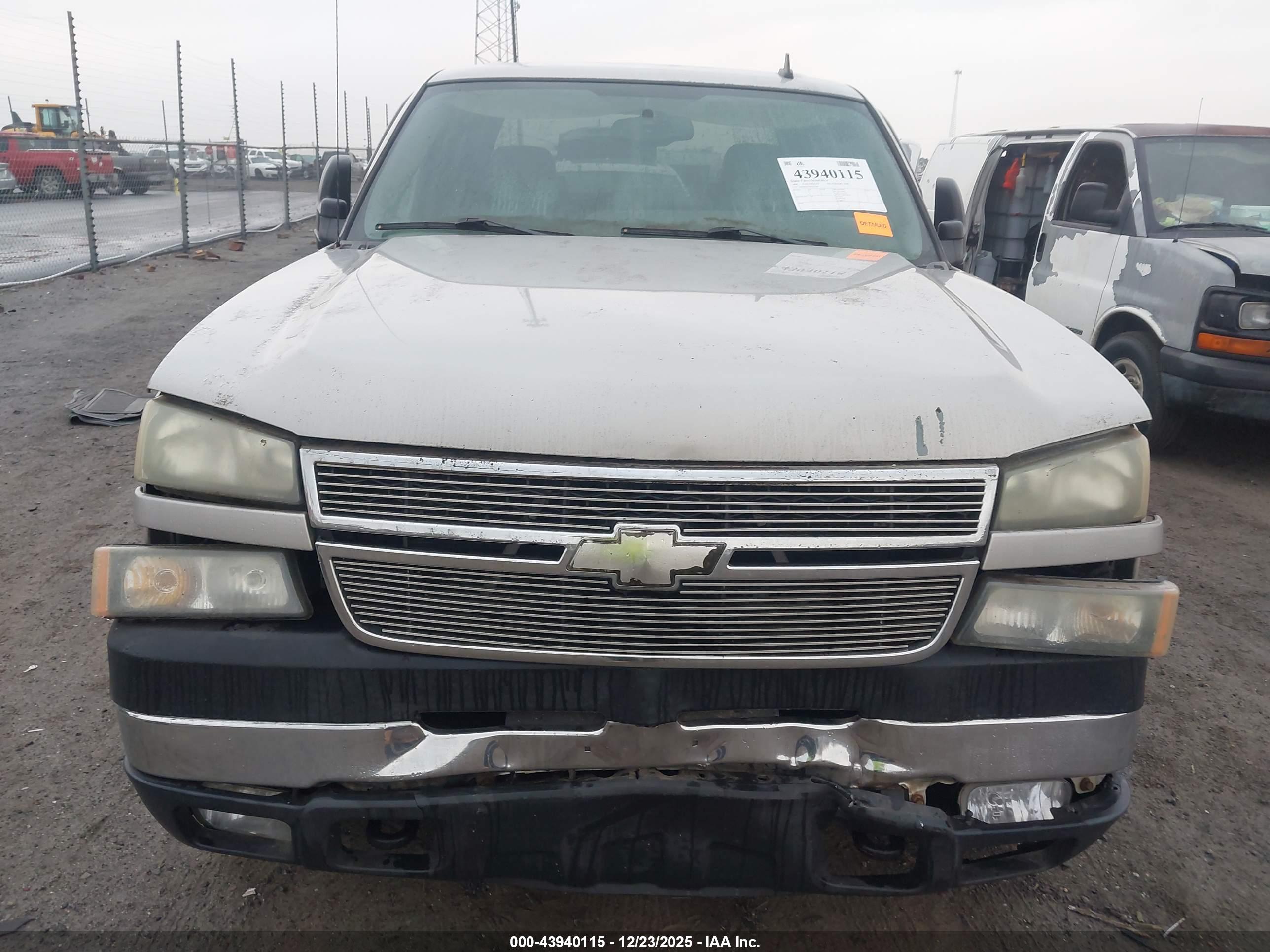 CHEVROLET SILVERADO image 6