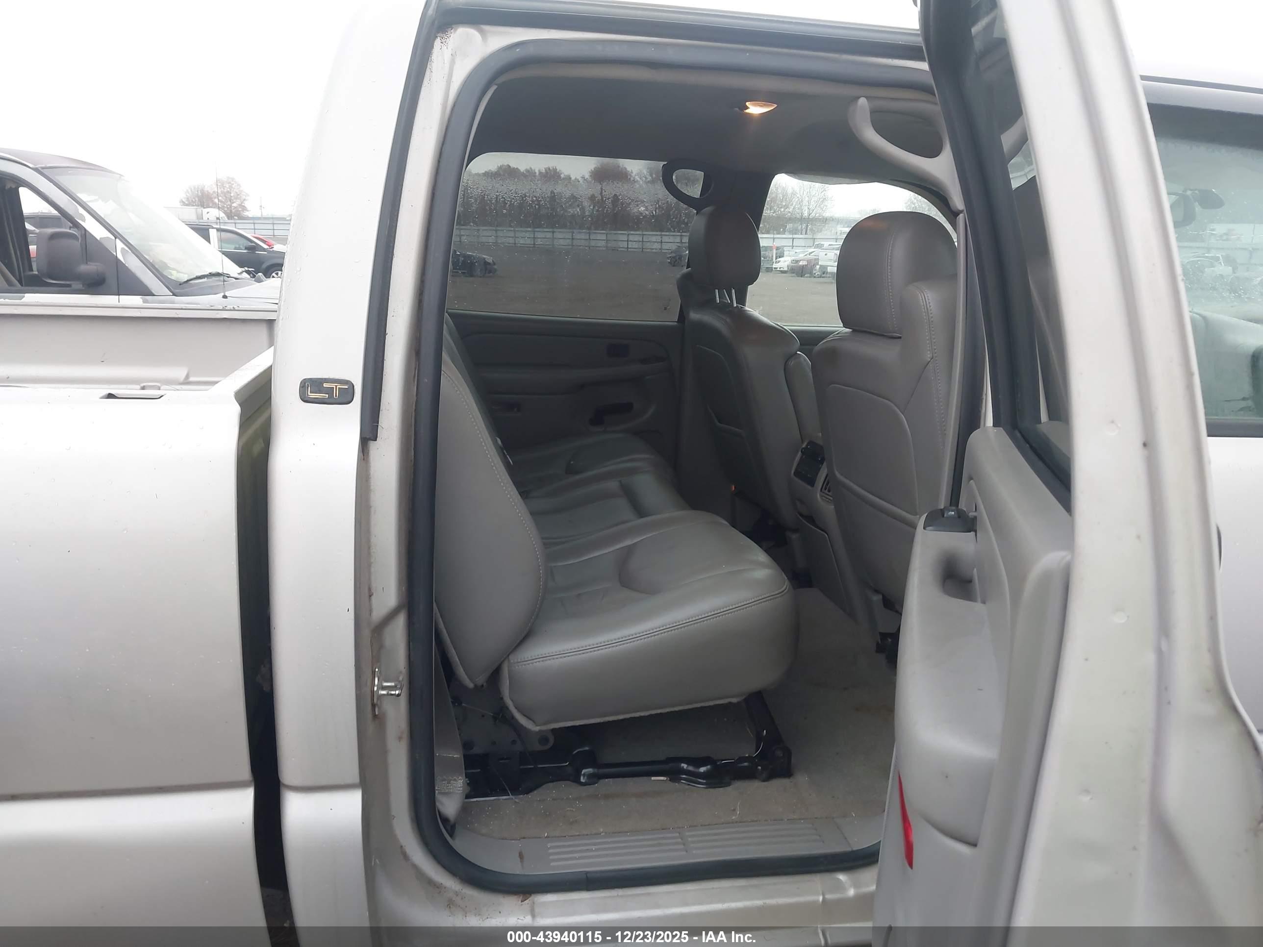 CHEVROLET SILVERADO image 8