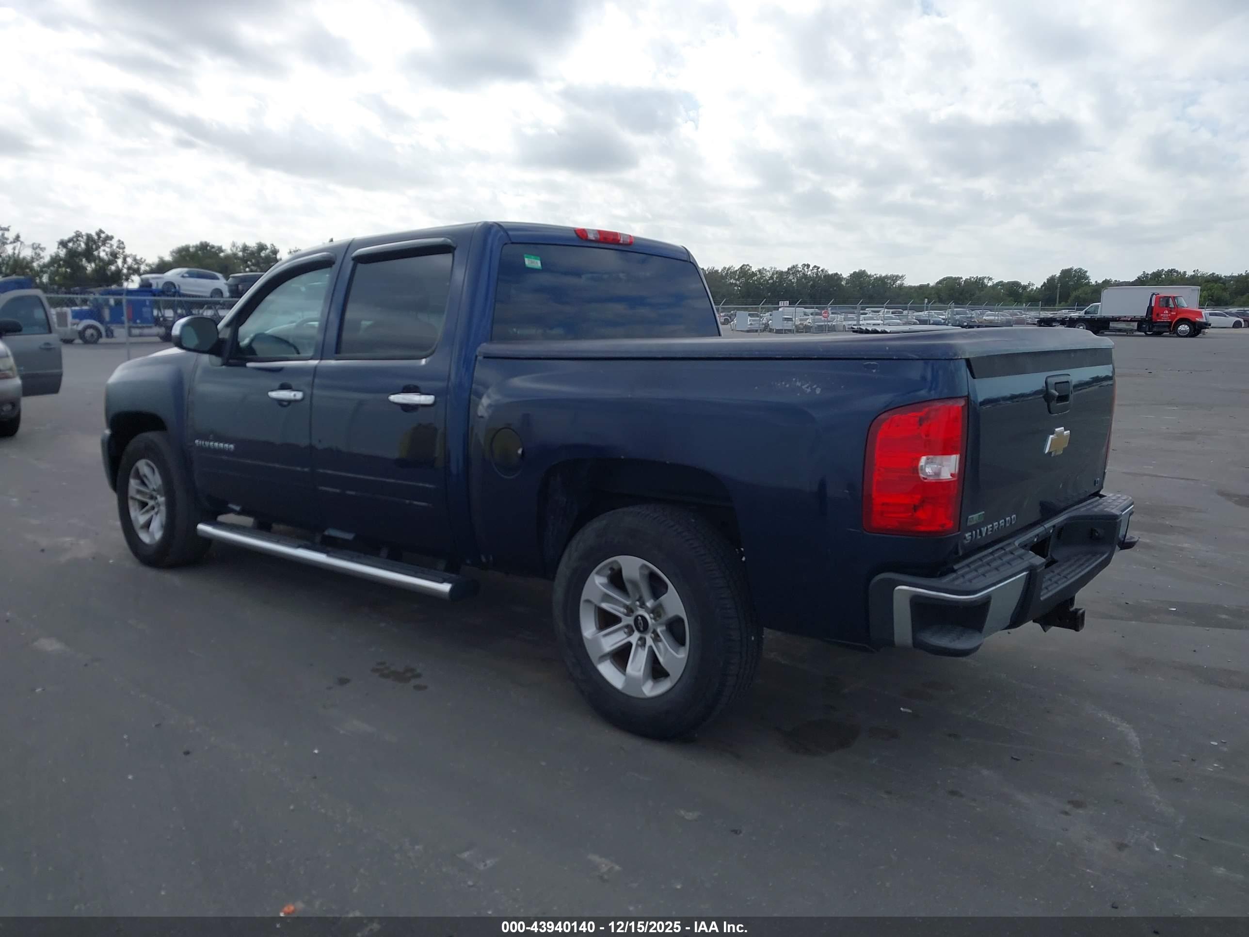 CHEVROLET SILVERADO image 3
